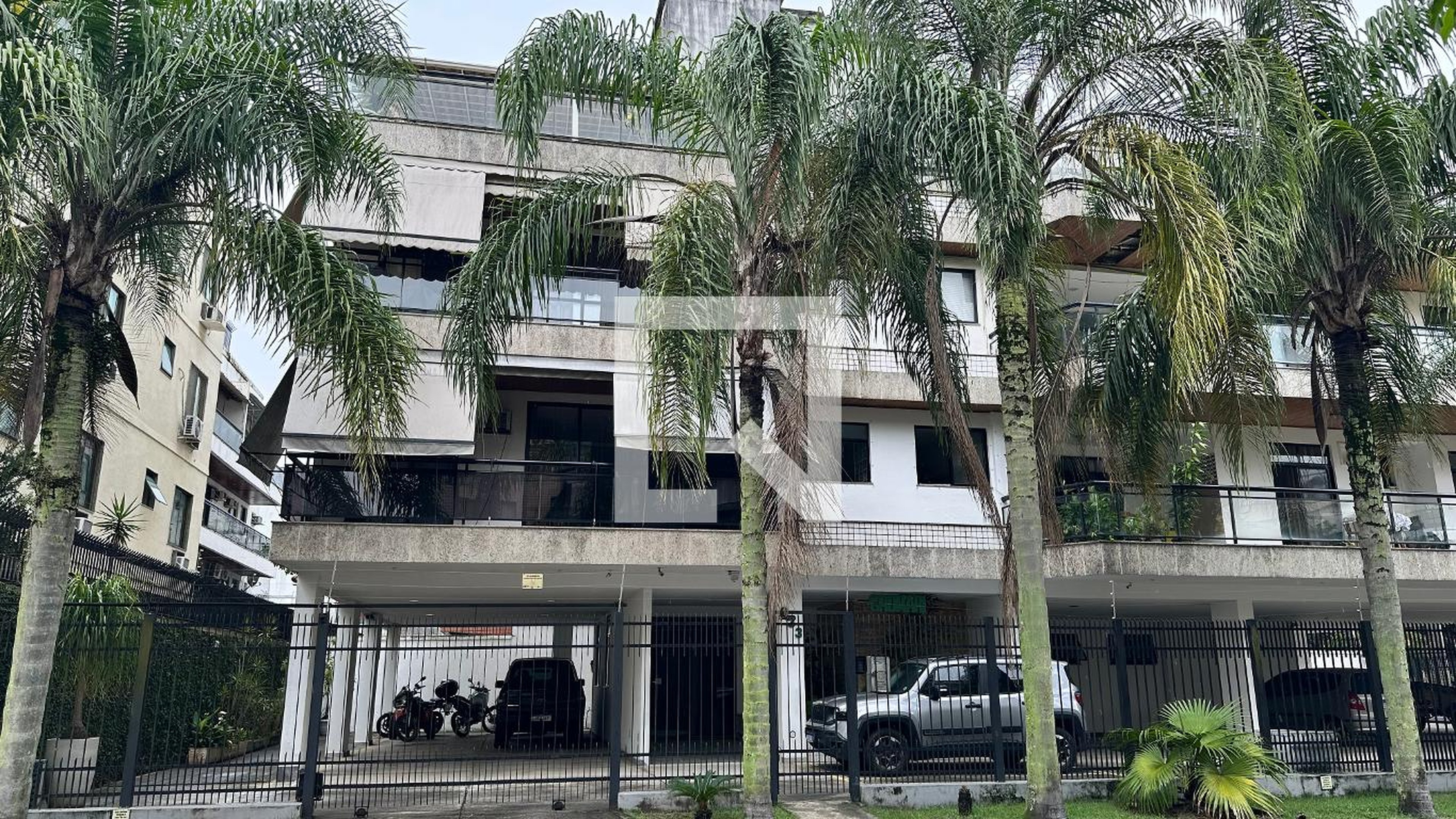 Fachada Condomínio em Rua Leiloeiro Ernani Mello, 233