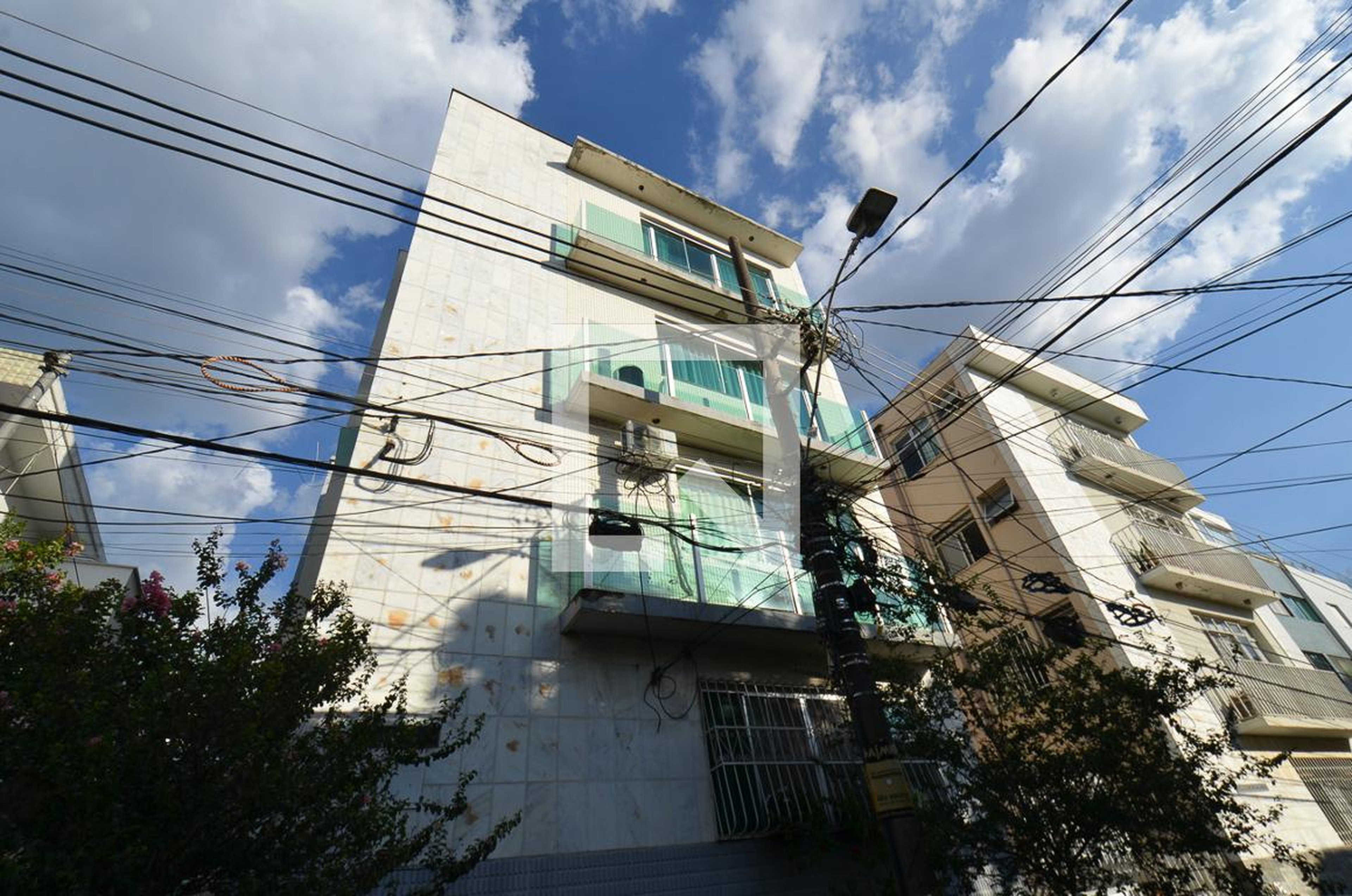 Fachada Condomínio em Rua Deputado Bernardino Sena Figueiredo, 1148