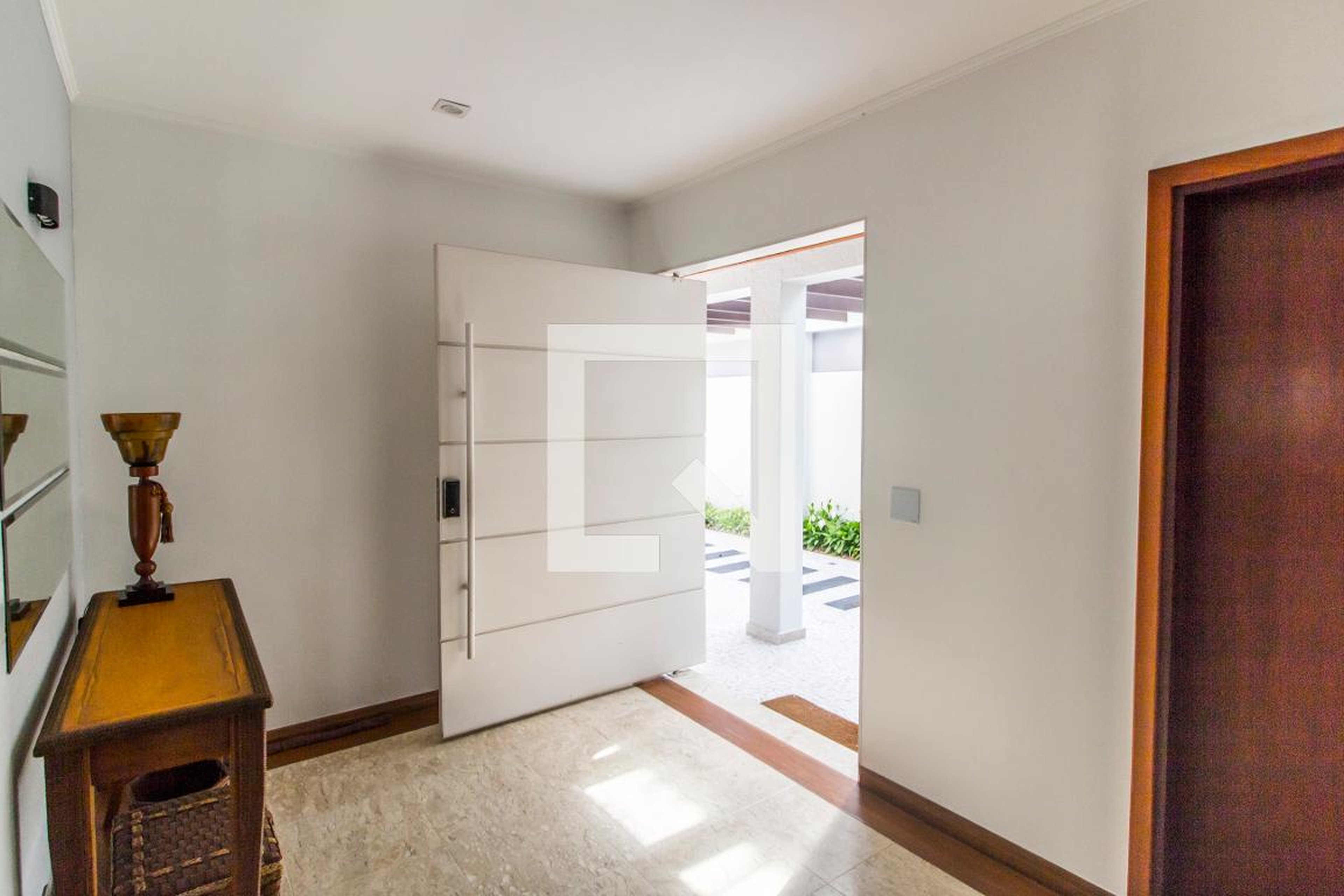 Hall de entrada Condomínio em Alameda Pôrto, 53