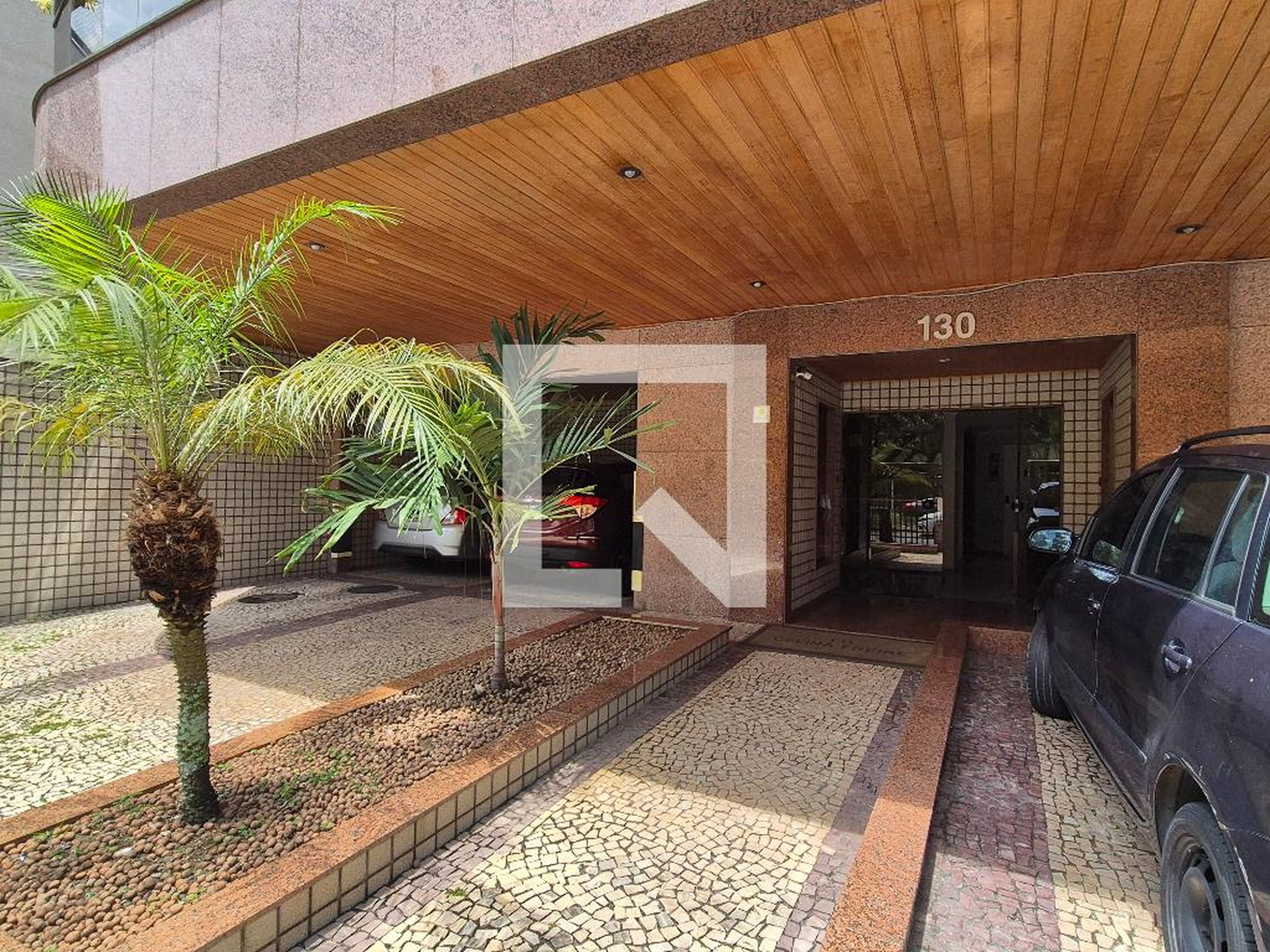 Entrada Condomínio em Avenida Guilherme de Almeida, 130