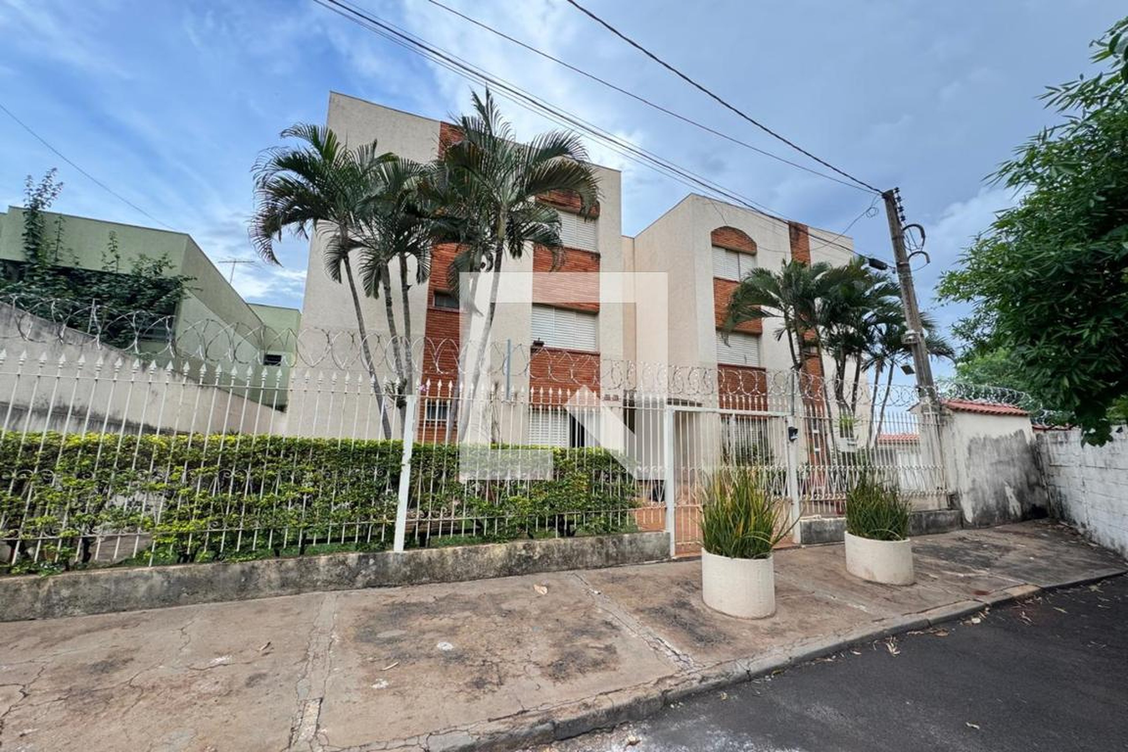 Fachada Condomínio em Rua Ondibecte Silveira, 216