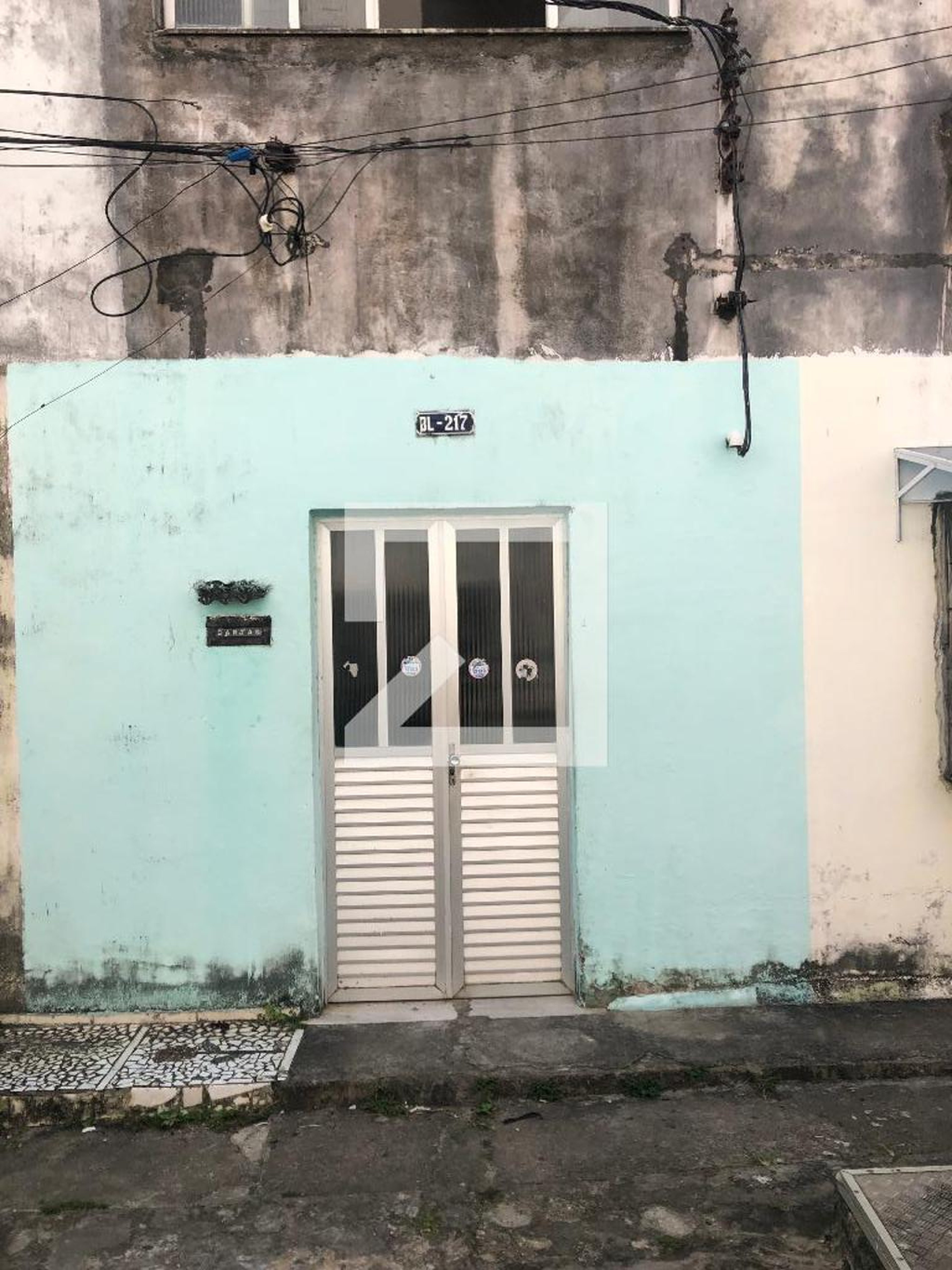 Entrada Condomínio em Rua Teódulo de Albuquerque, 217