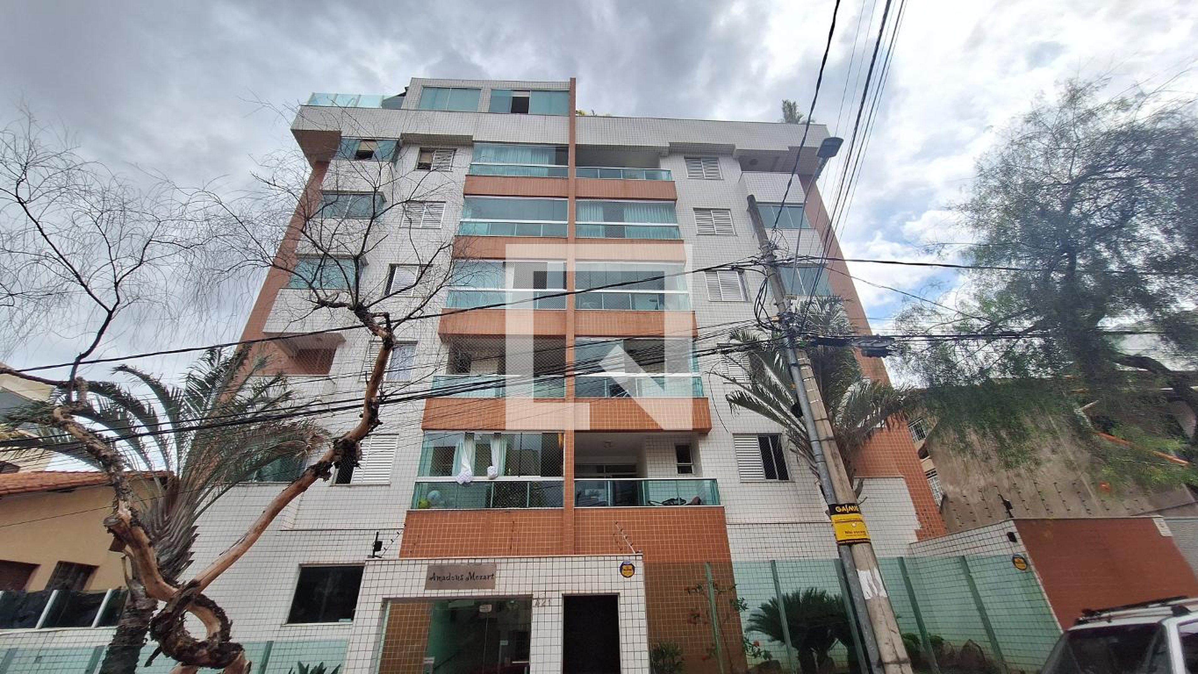 Fachada Condomínio em Rua Castelo Serpa, 421