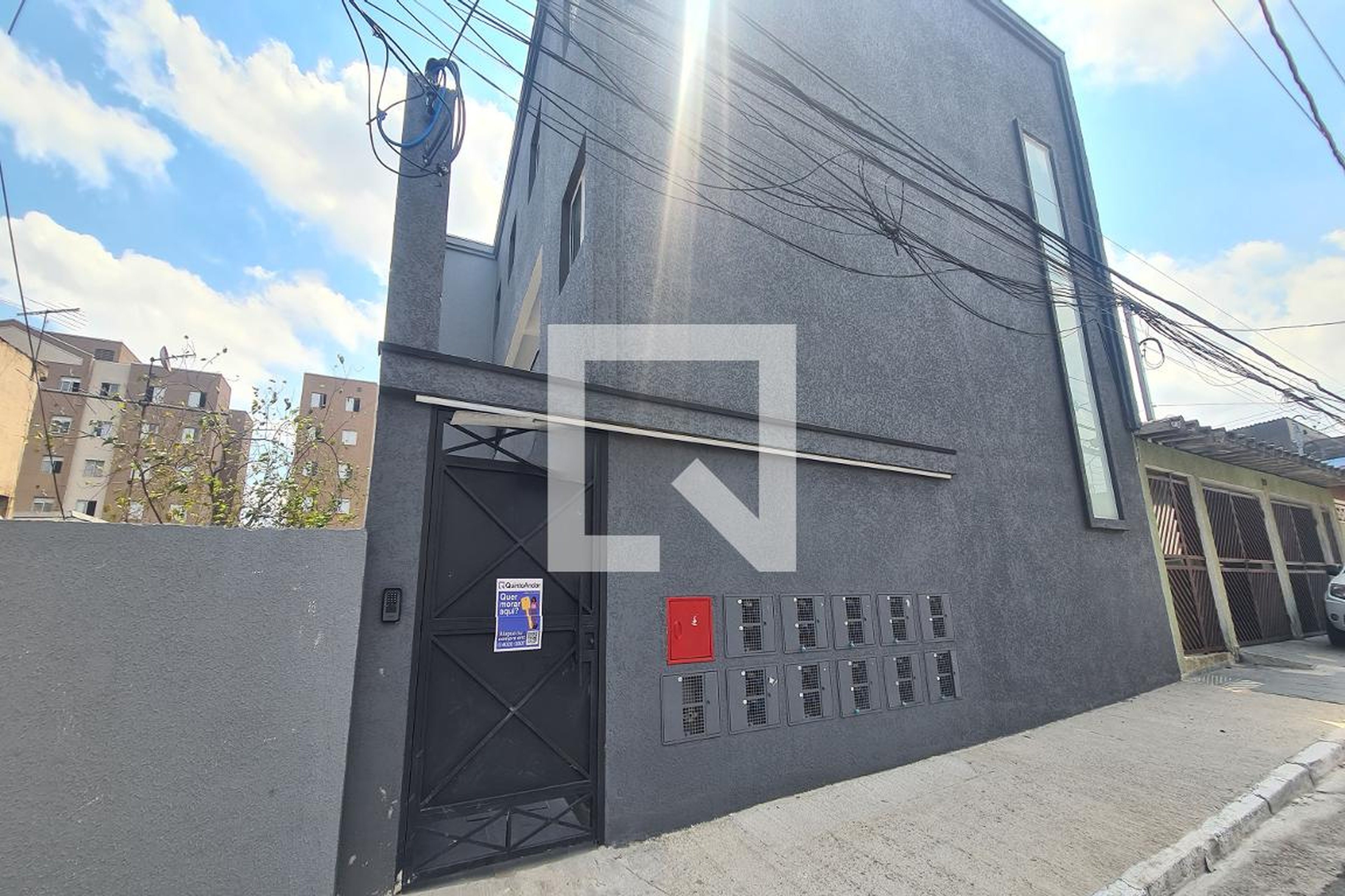 Fachada Condomínio em Rua Alvarães, 184