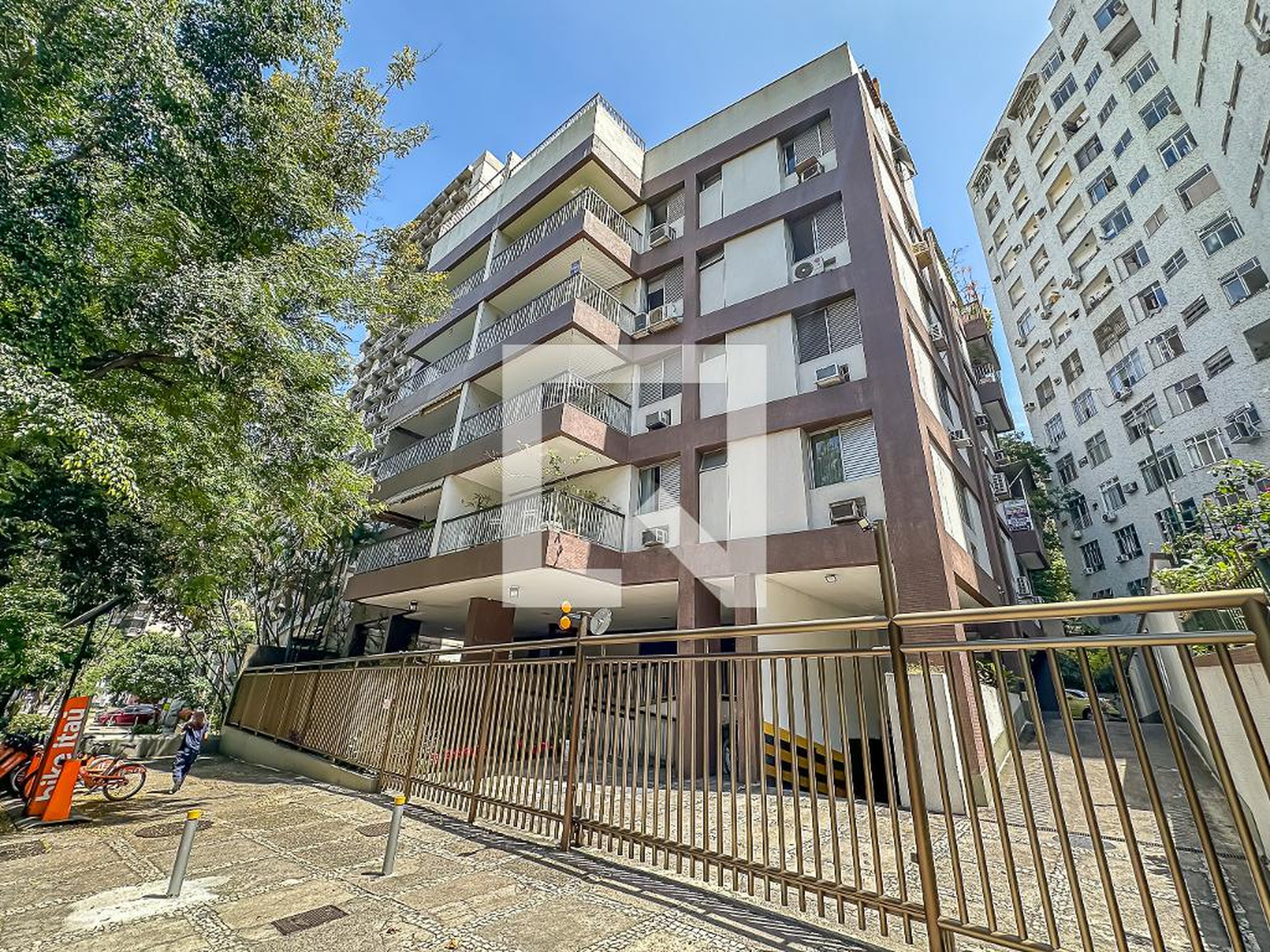 Fachada Condomínio em Rua Cosme Velho, 9