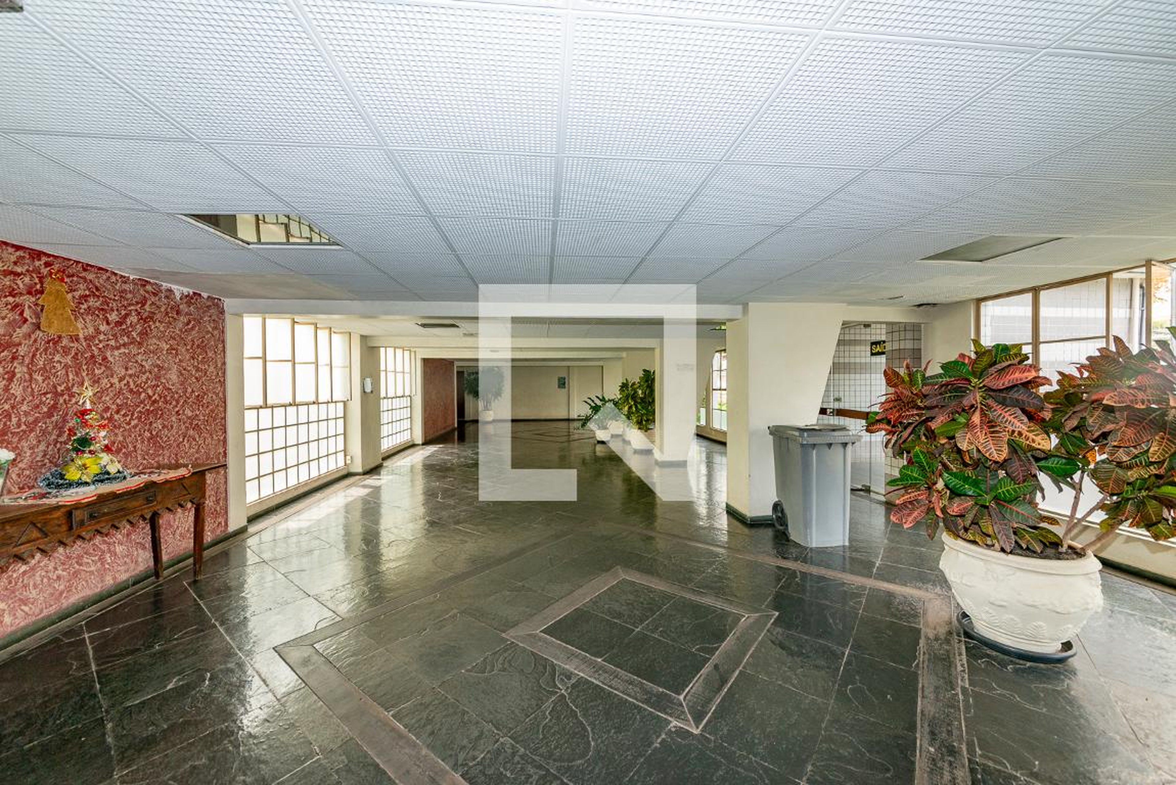 Hall de entrada Condomínio em Rua Oscar Trompowsky, 771