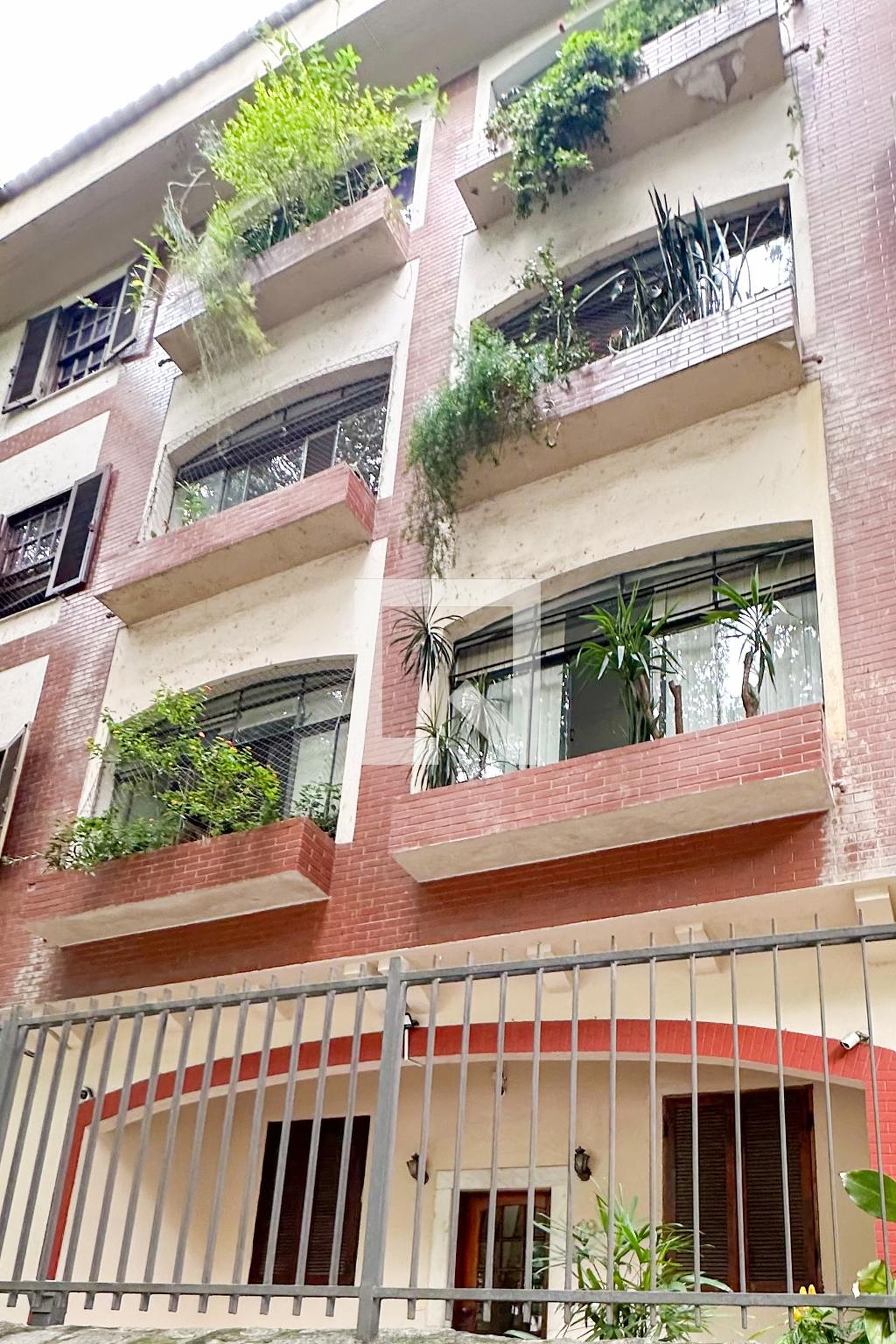 Fachada Condomínio em Rua Henrique Oswald, 179