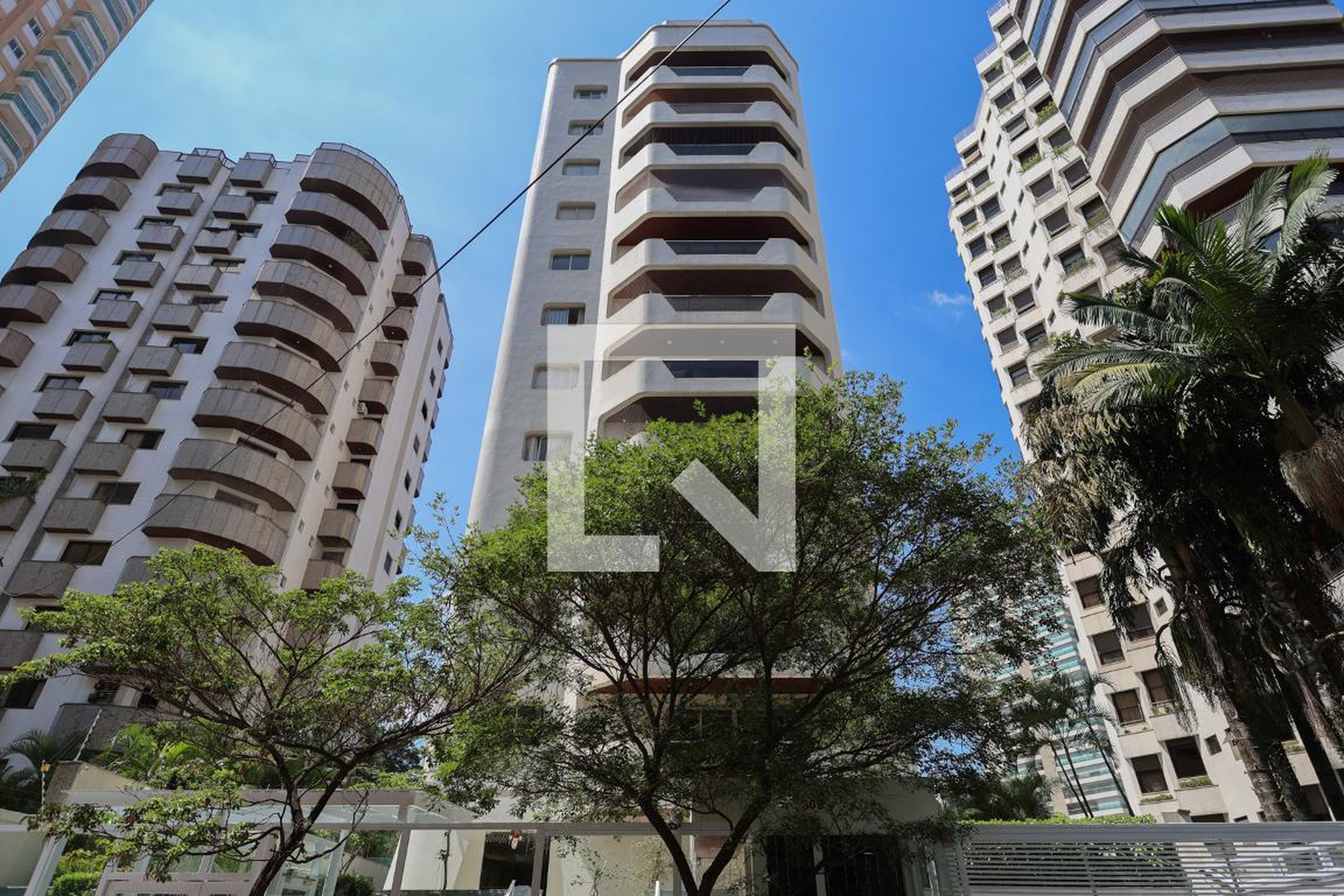 Fachada do prédio Condomínio Rouxinol Campo