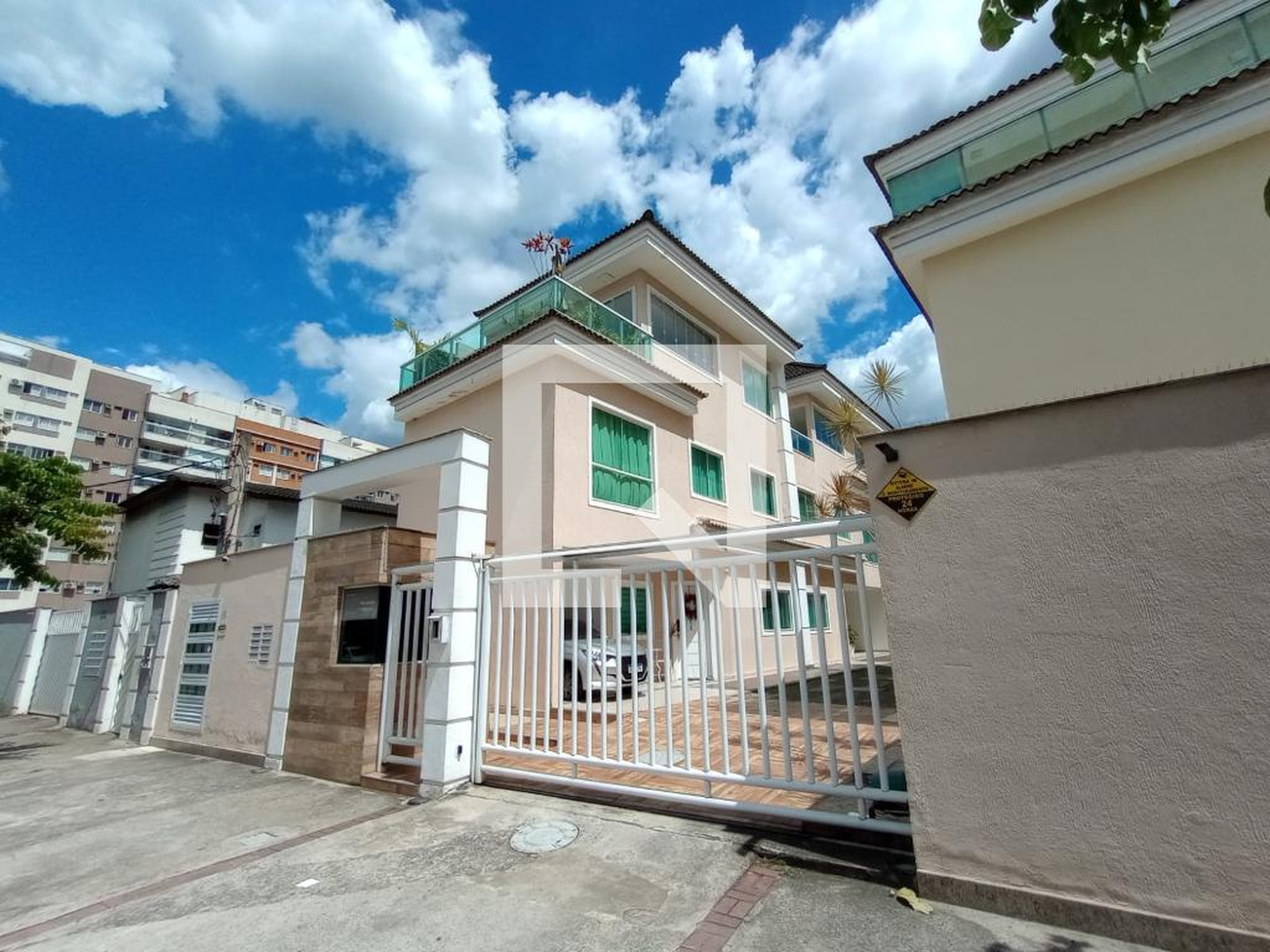 Fachada Condomínio em Estrada Meringuava, 1100