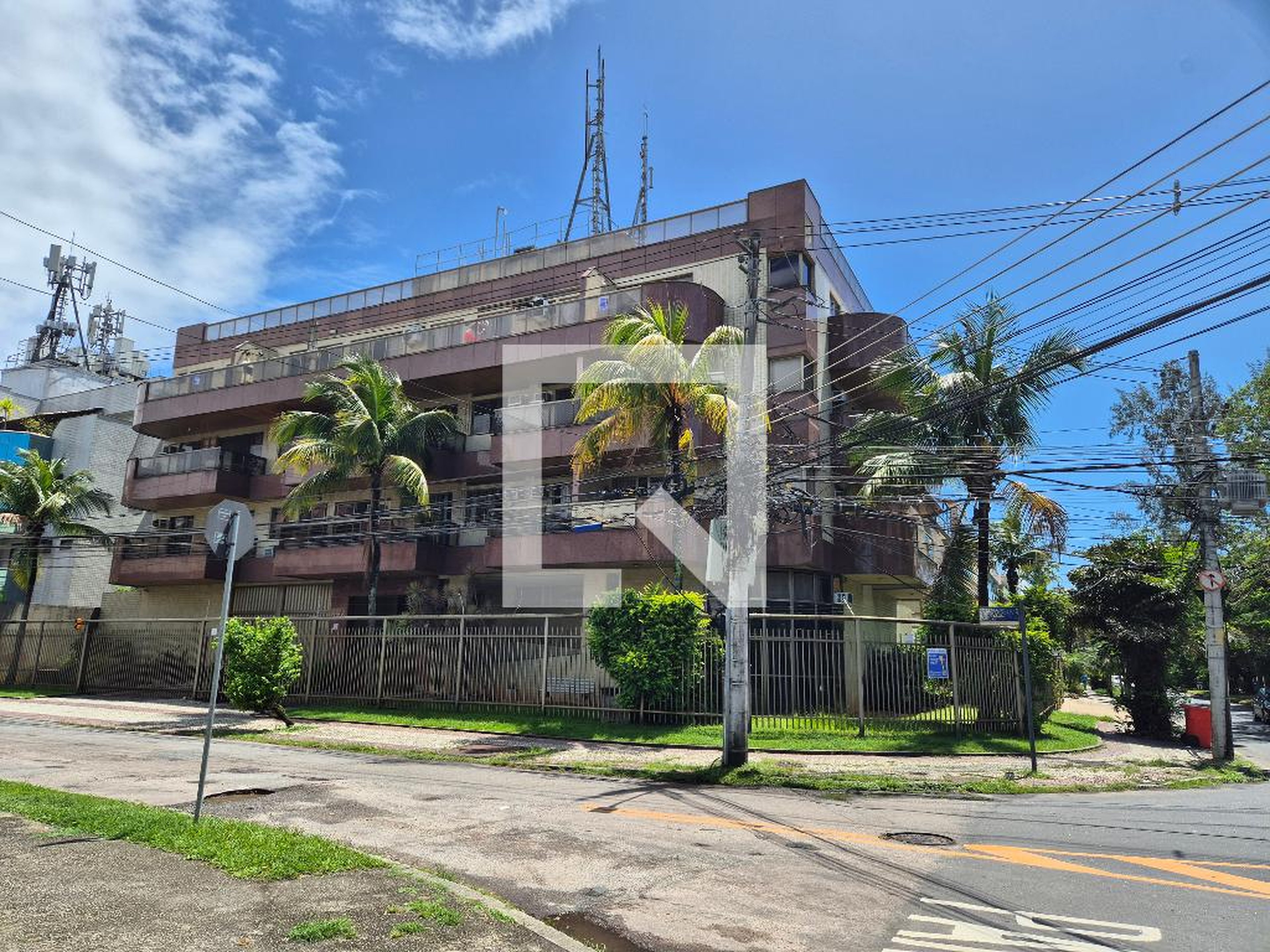 Fachada do Prédio Condomínio em Rua Leiloeiro Ernani Mello, 270