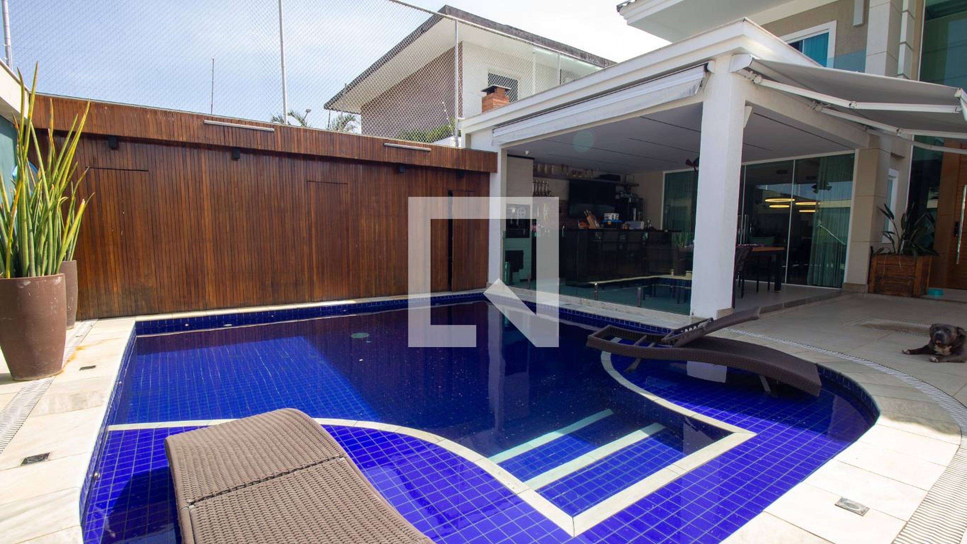 Piscina Condomínio em Rua Altamiro Carrilho, 16