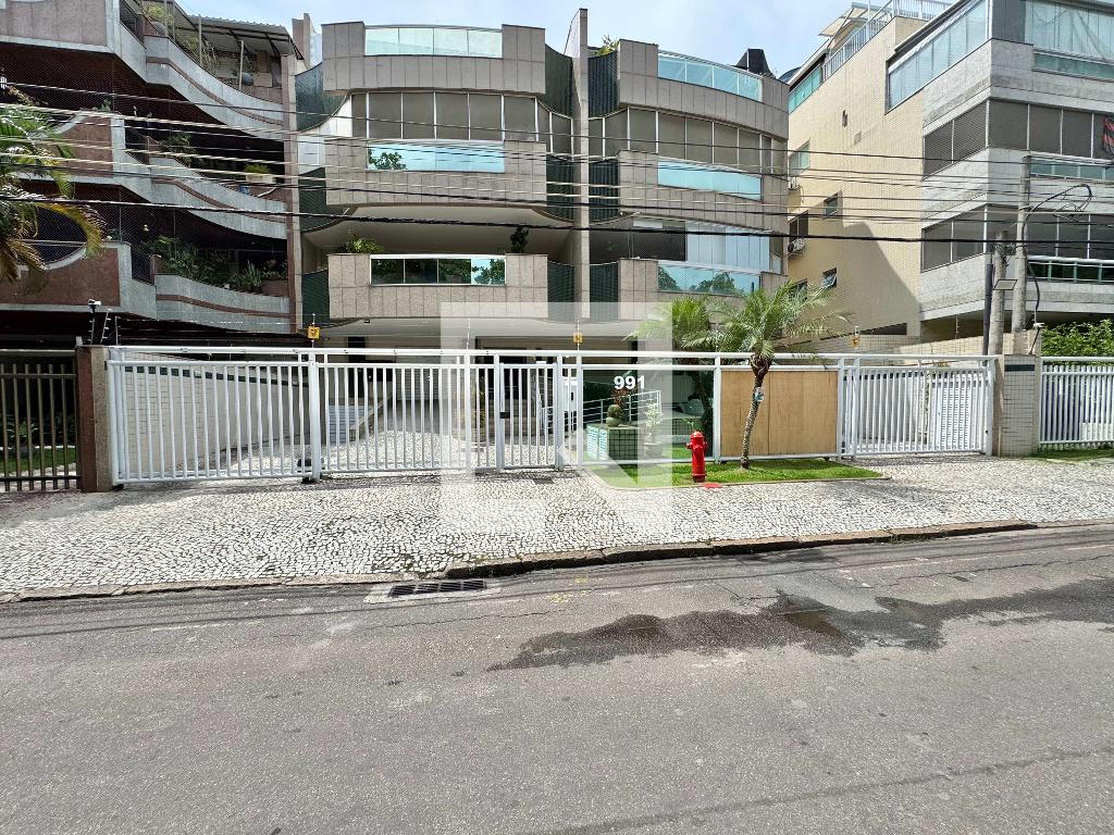 Fachada Condomínio em Rua Professor Hermes Lima, 991