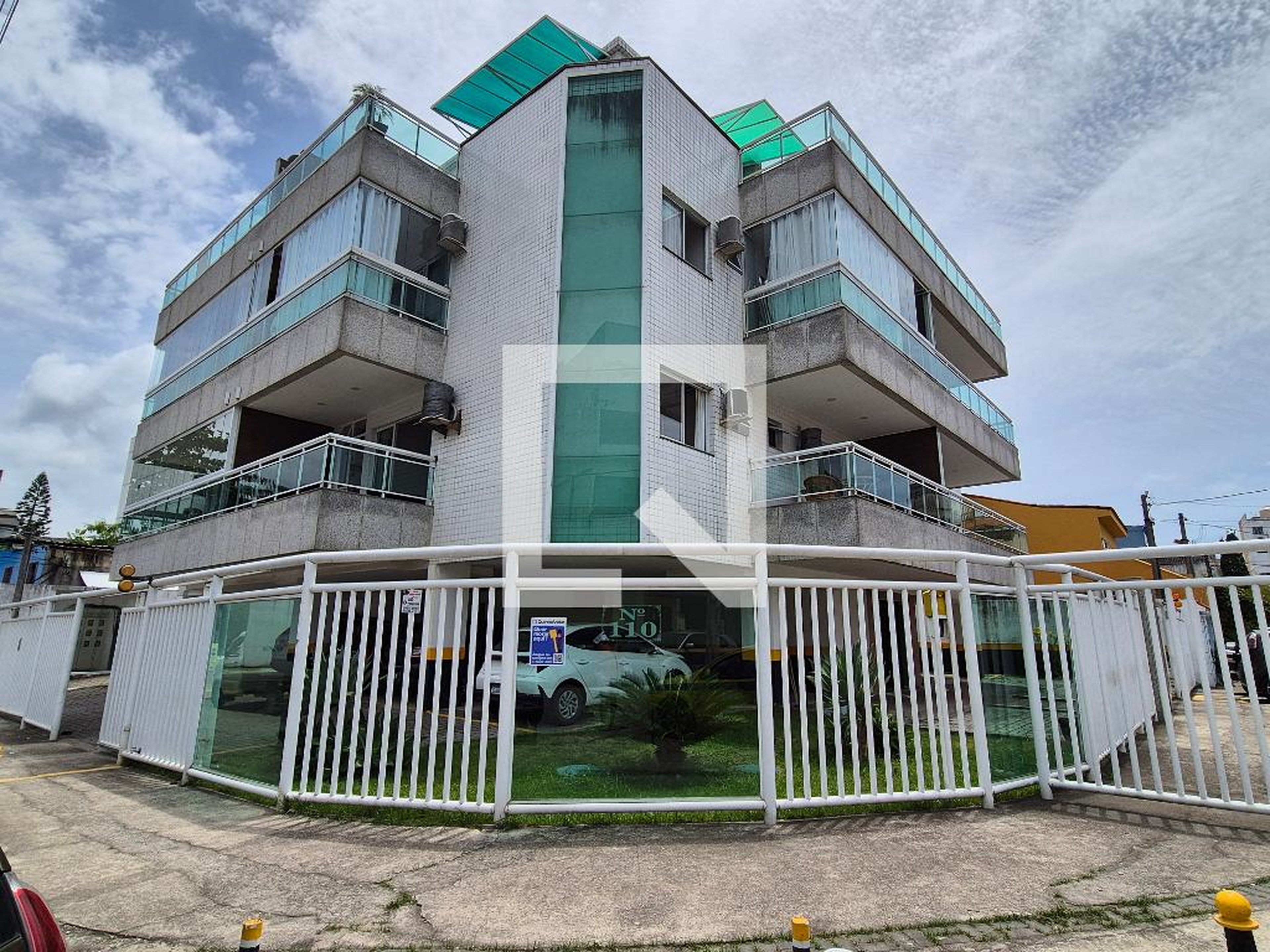 Fachada Condomínio em Rua Dois W, 110