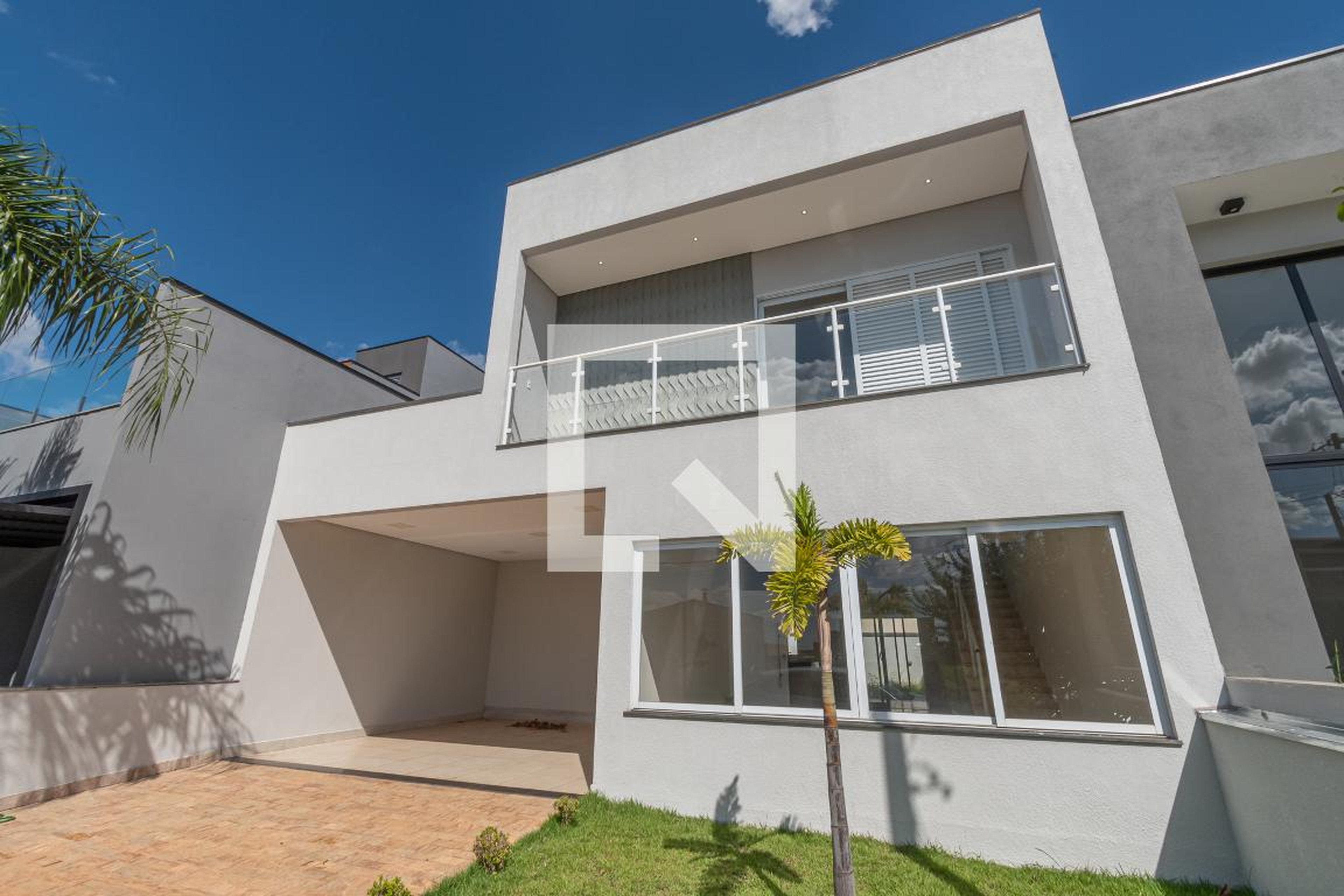 Fachada Condomínio em Rua Princesa Carlota Catarina de Gramont, 185