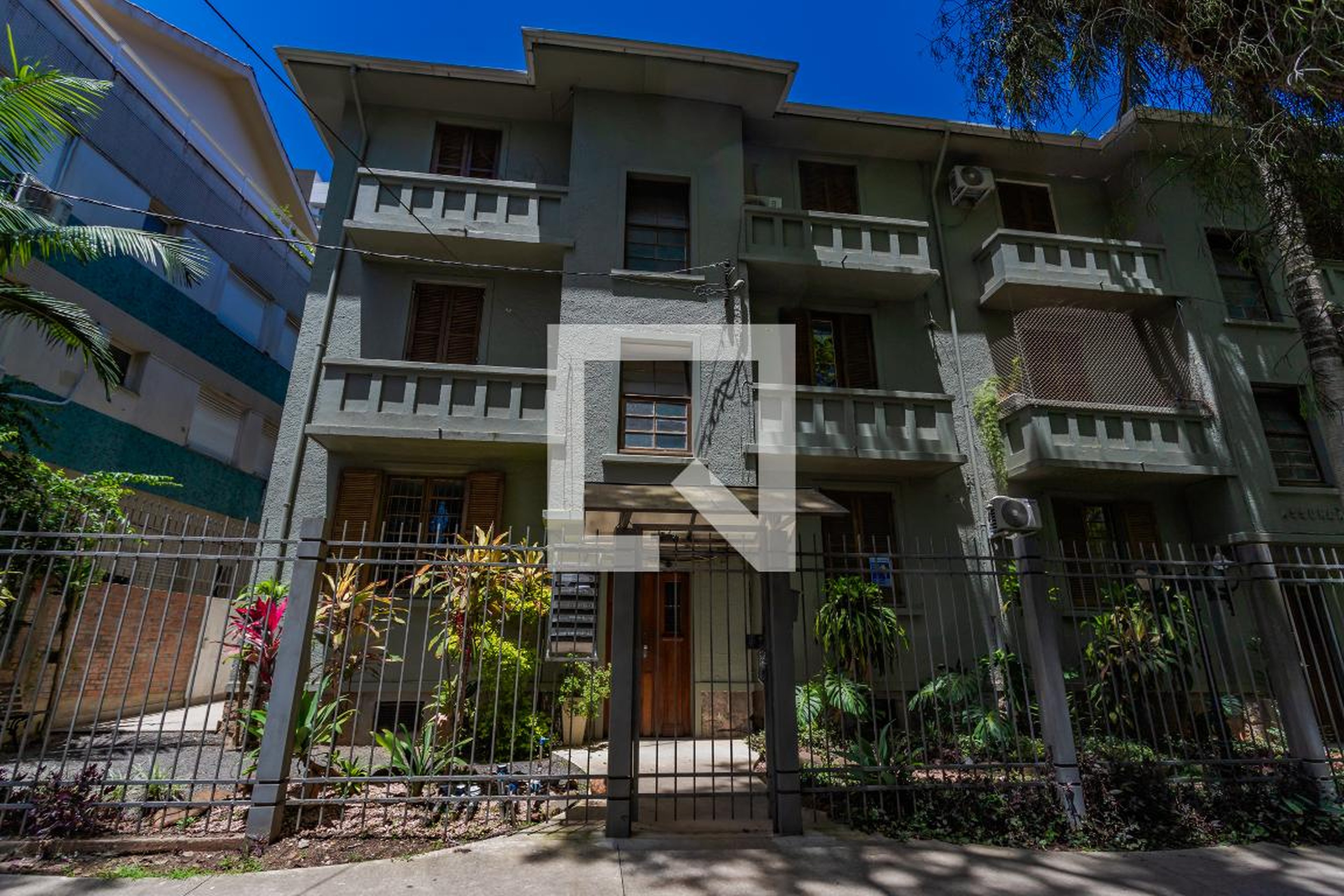 Fachada Condomínio em Rua Dinarte Ribeiro, 61