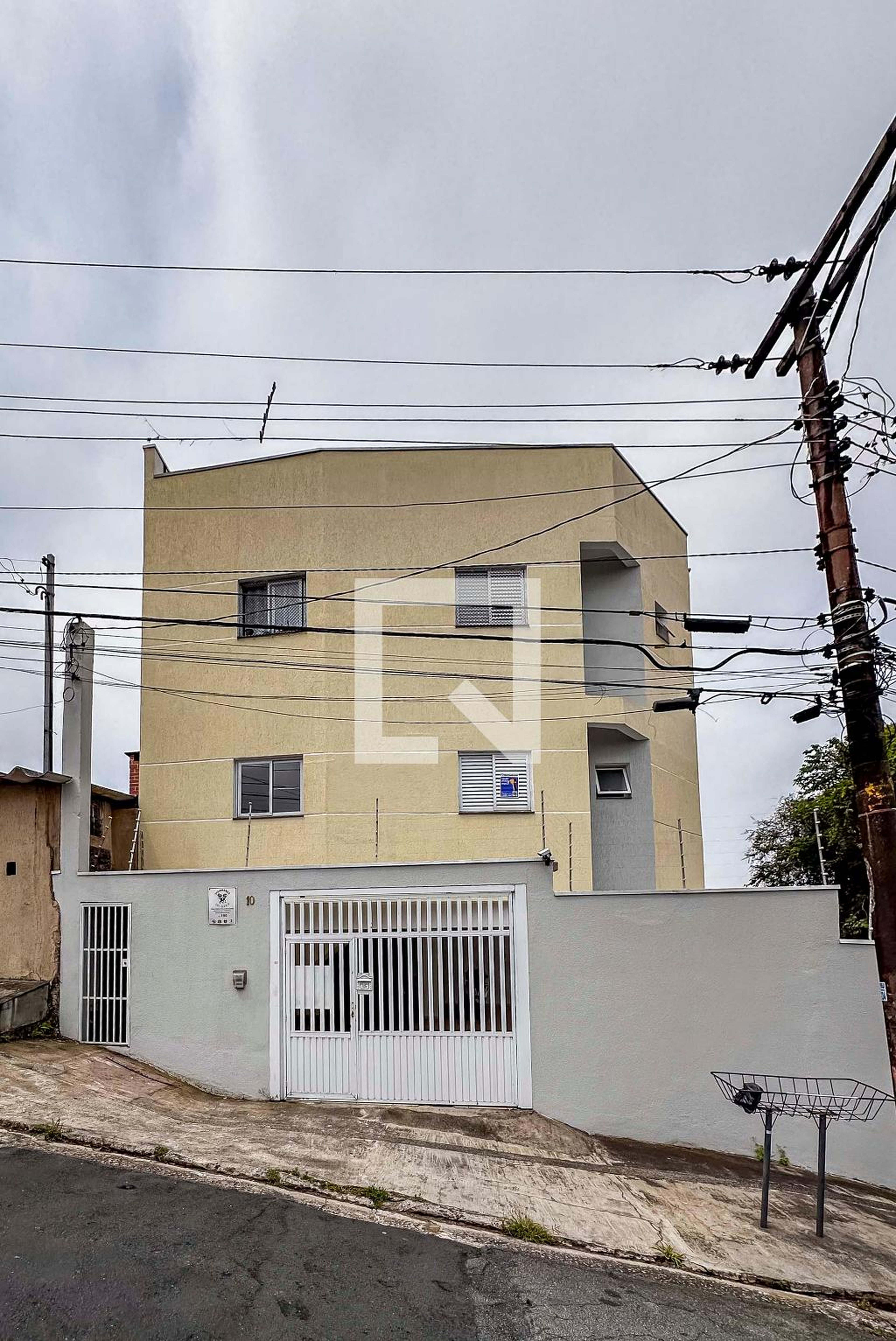 Fachada Condomínio em Rua Ferreira Braga, 10