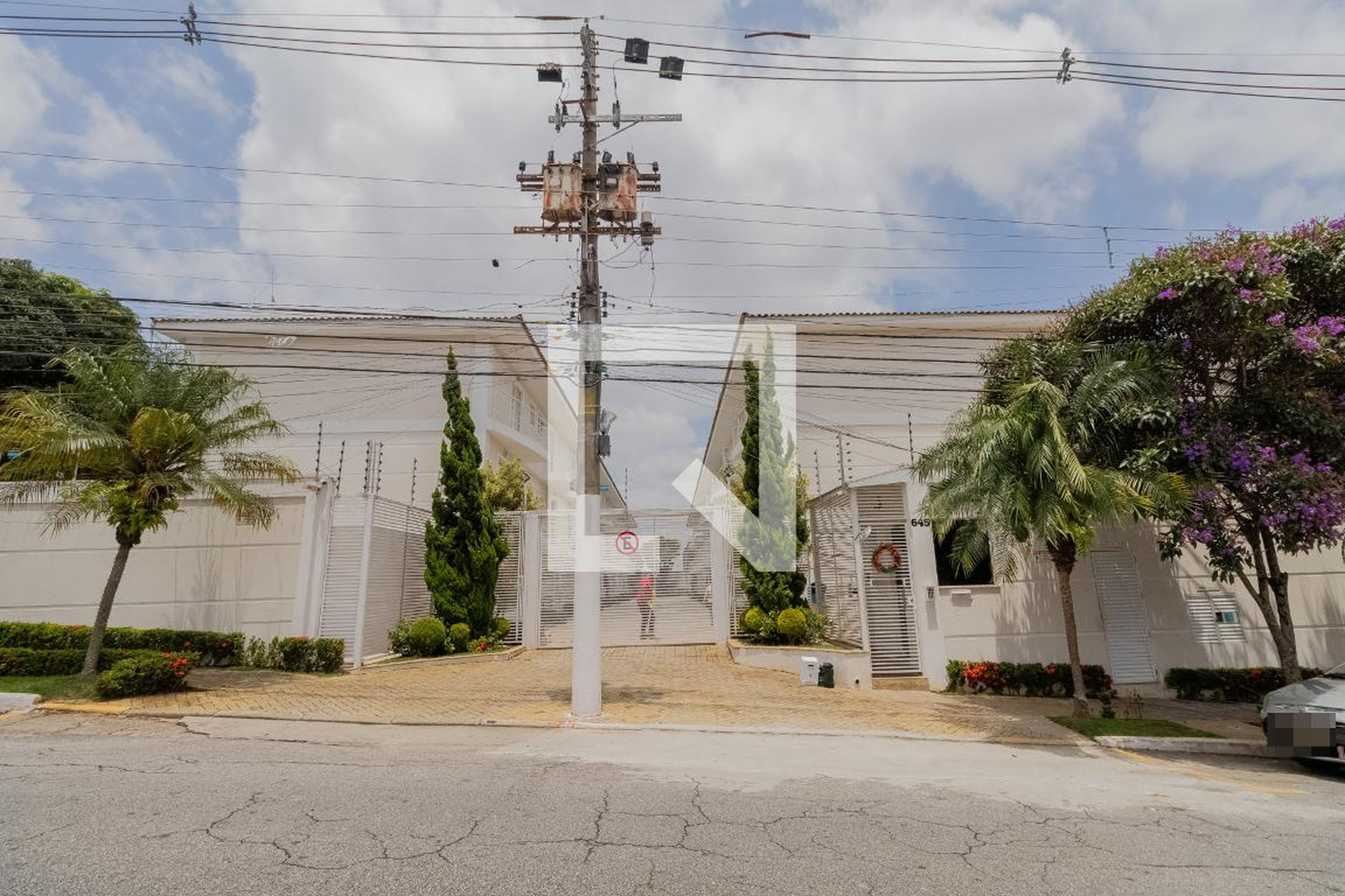 Fachada Condomínio em Rua Enéas de Barros, 645