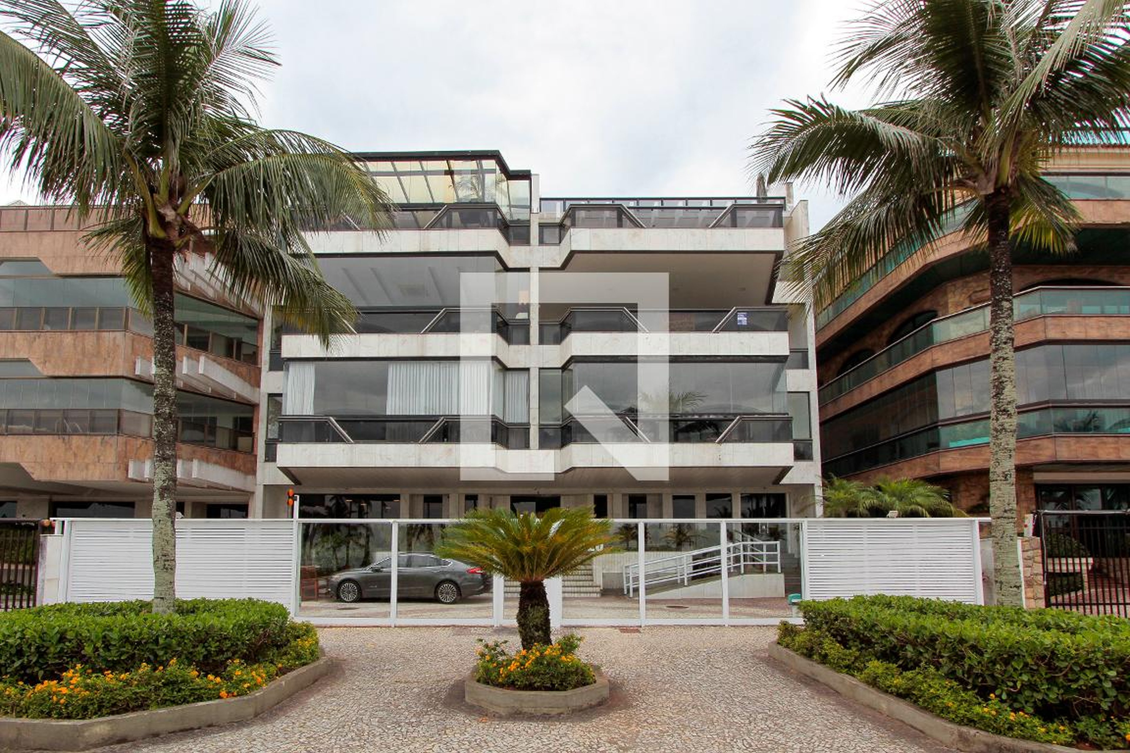 Fachada Condomínio em Avenida Lúcio Costa, 2320