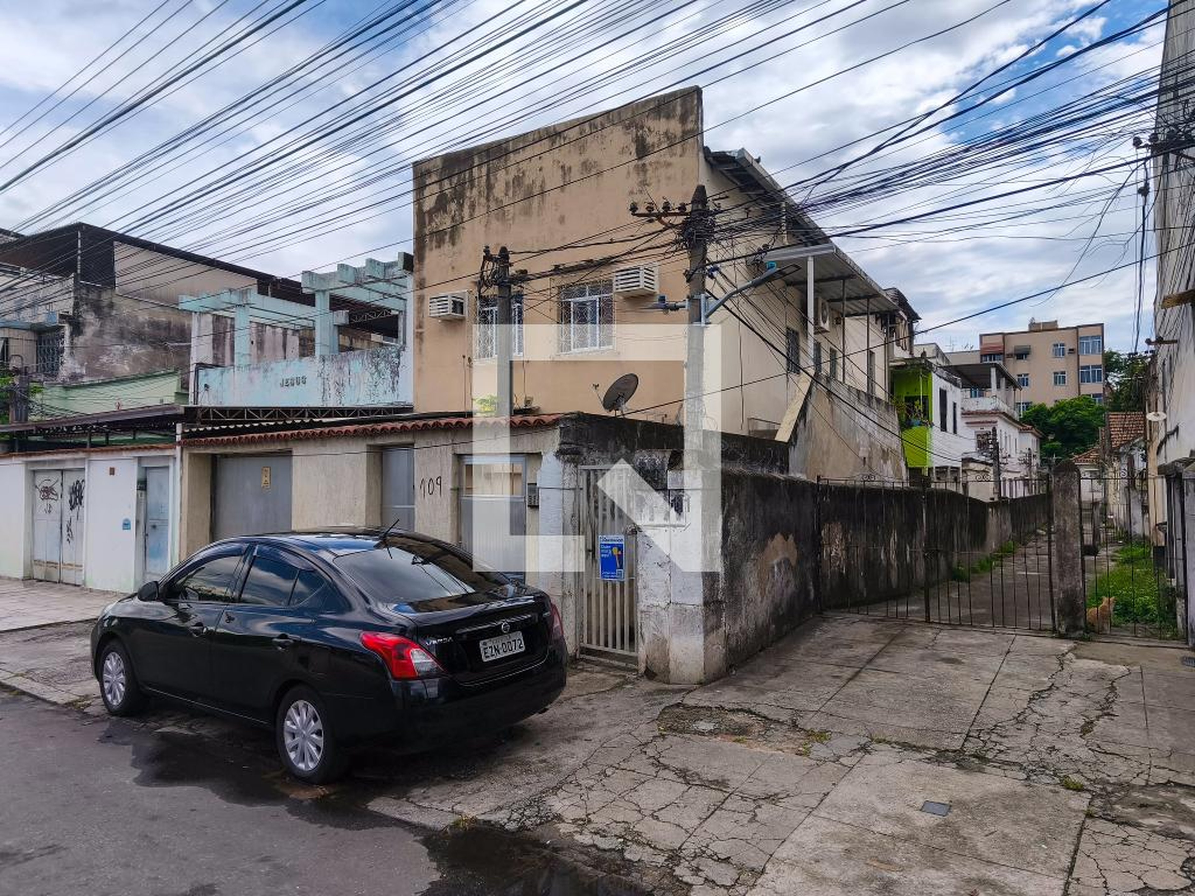 Fachada Condomínio em Rua Magalhães Castro, 111