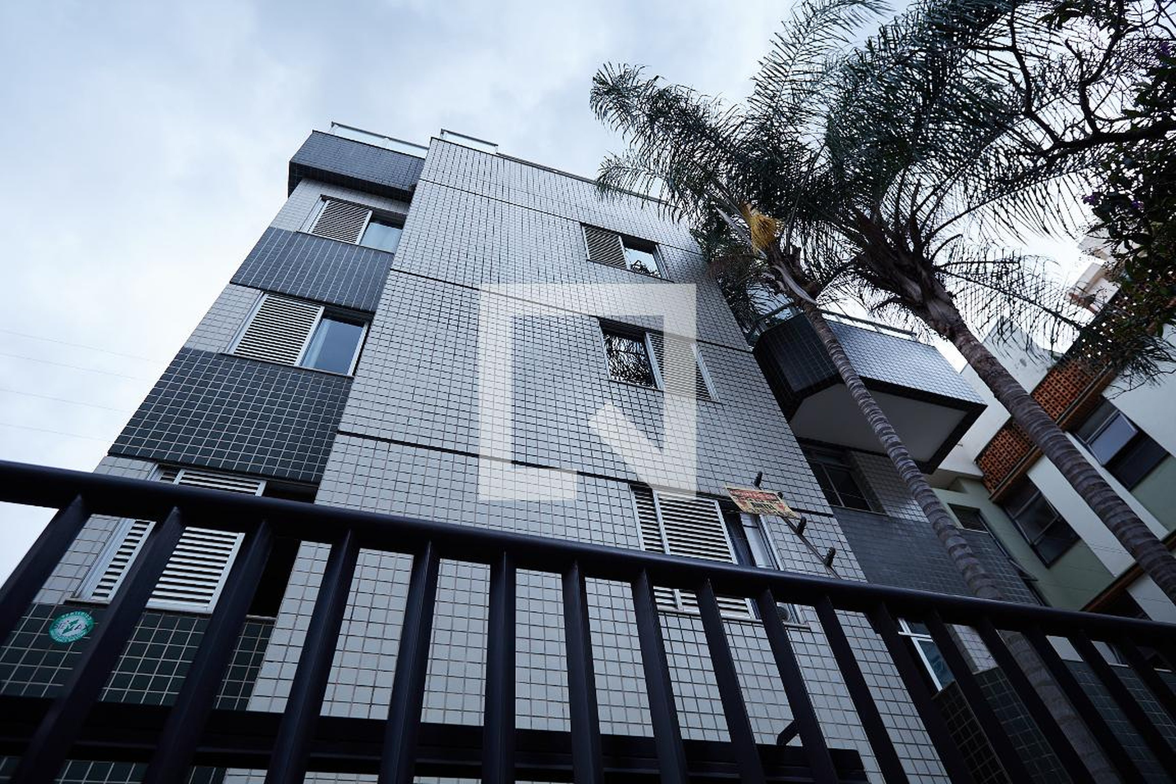 Fachada Condomínio em Rua Bambuí, 894