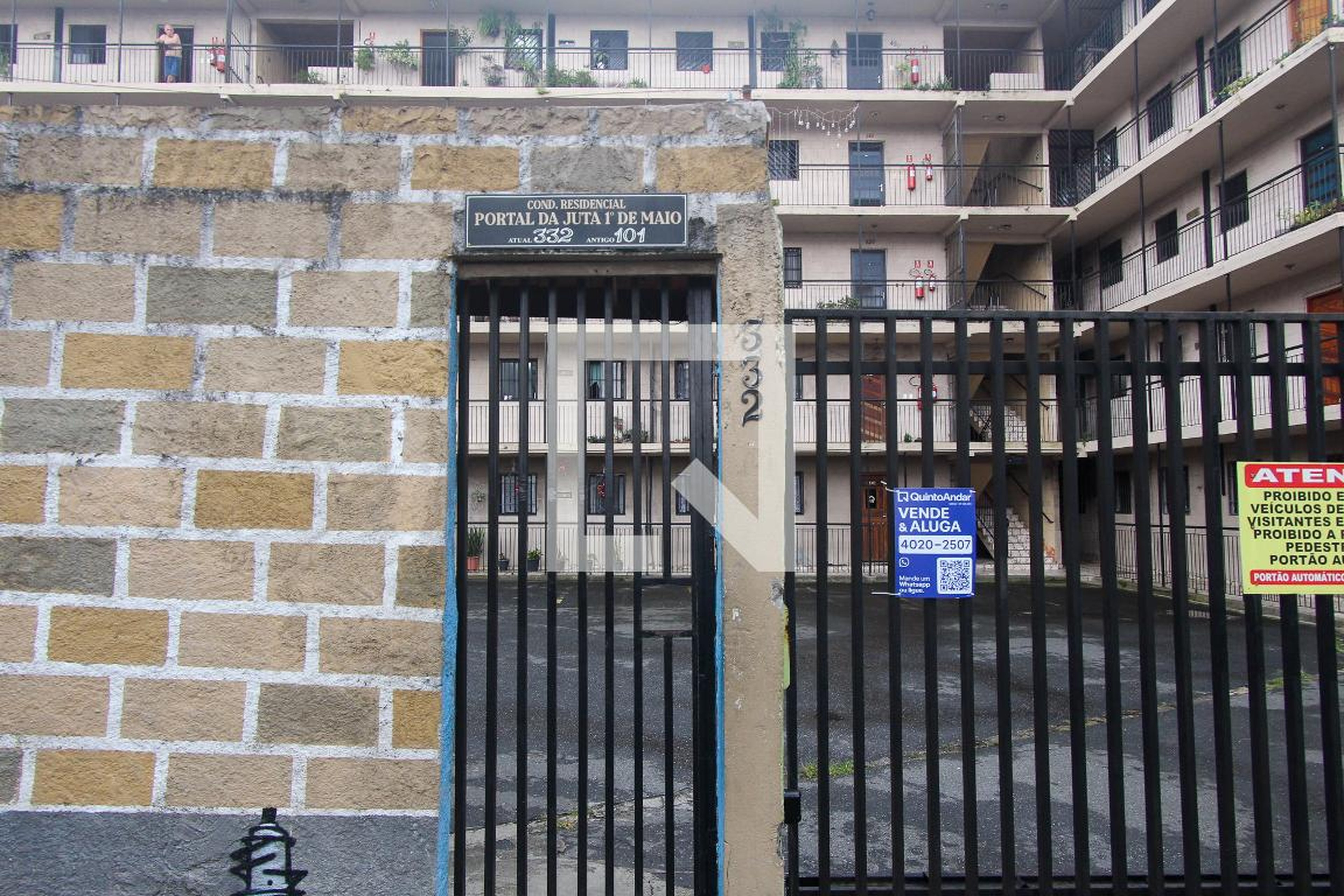 Fachada Condomínio em Rua Alexandre Groppali, 101