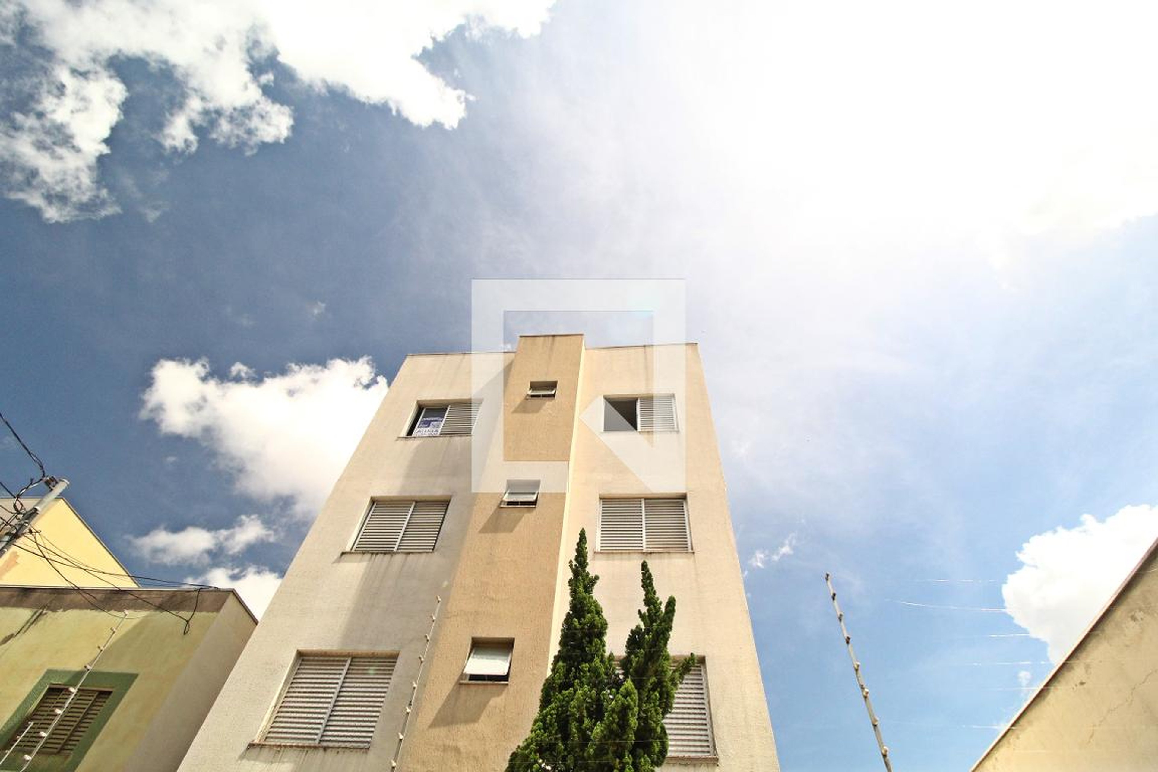 Fachada Condomínio em Rua Souza Costa, 139