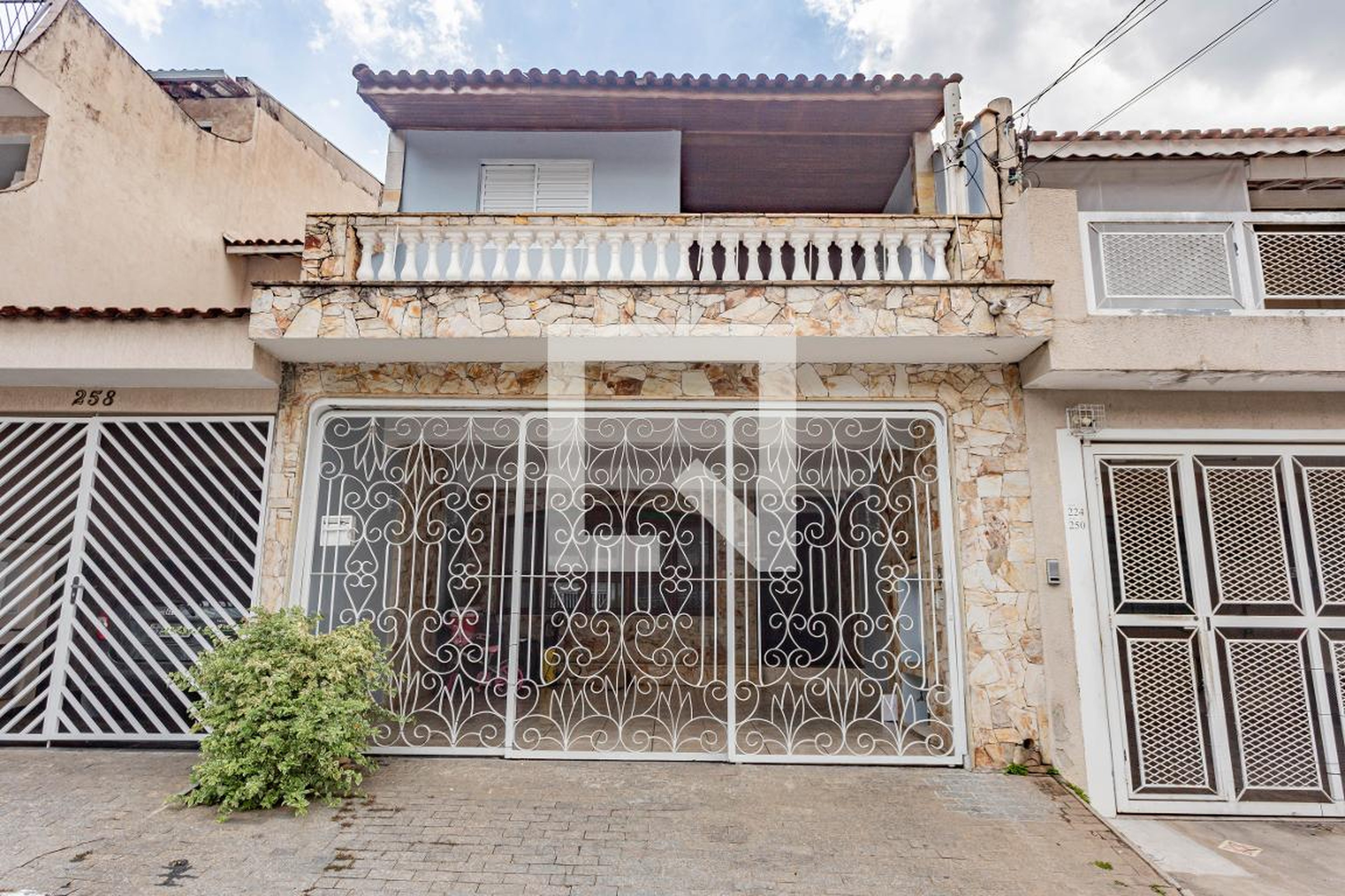 Fachada Condomínio em Rua Alípia Cabral Silveira, 252