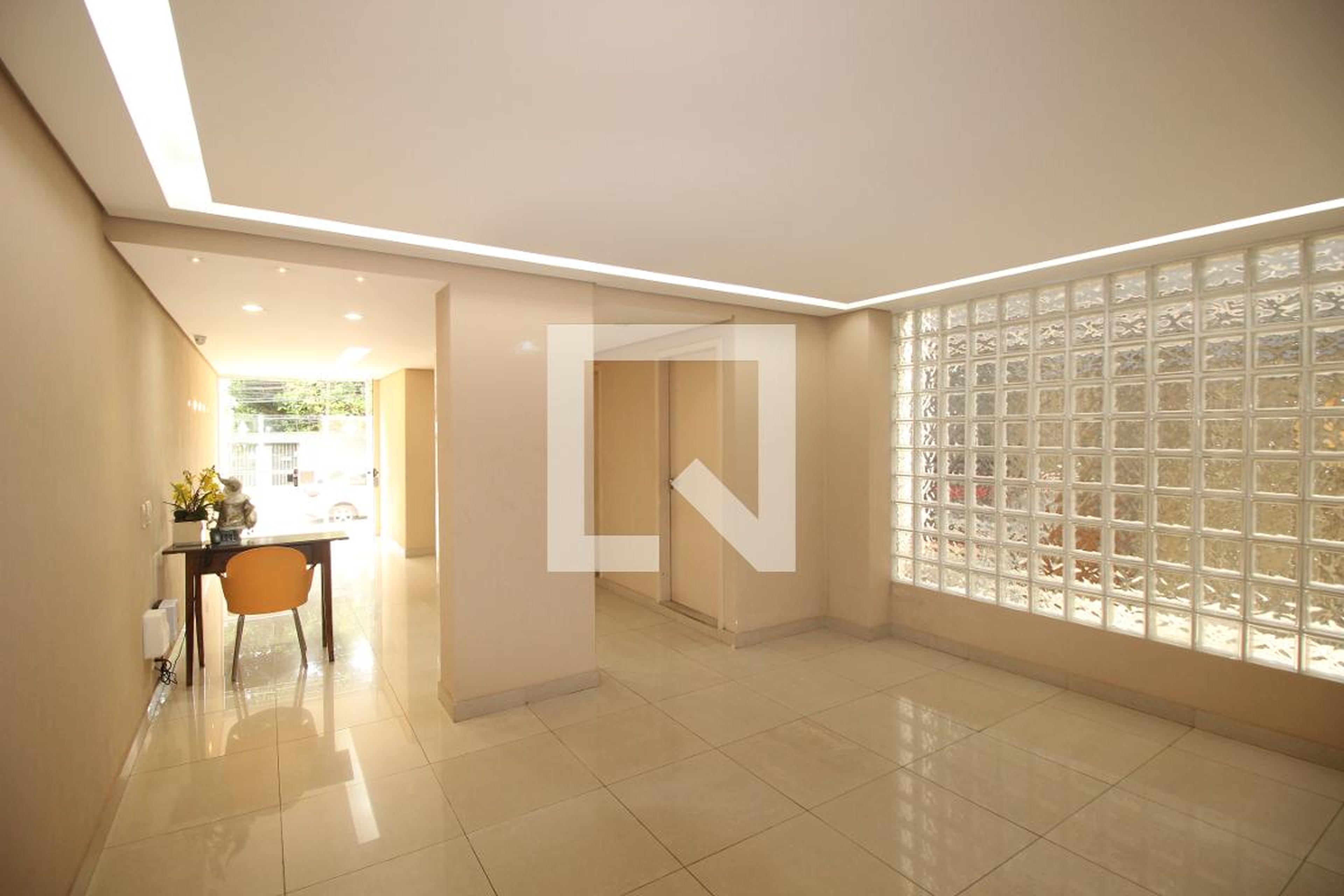 Hall social Condomínio em Rua Serranos, 105