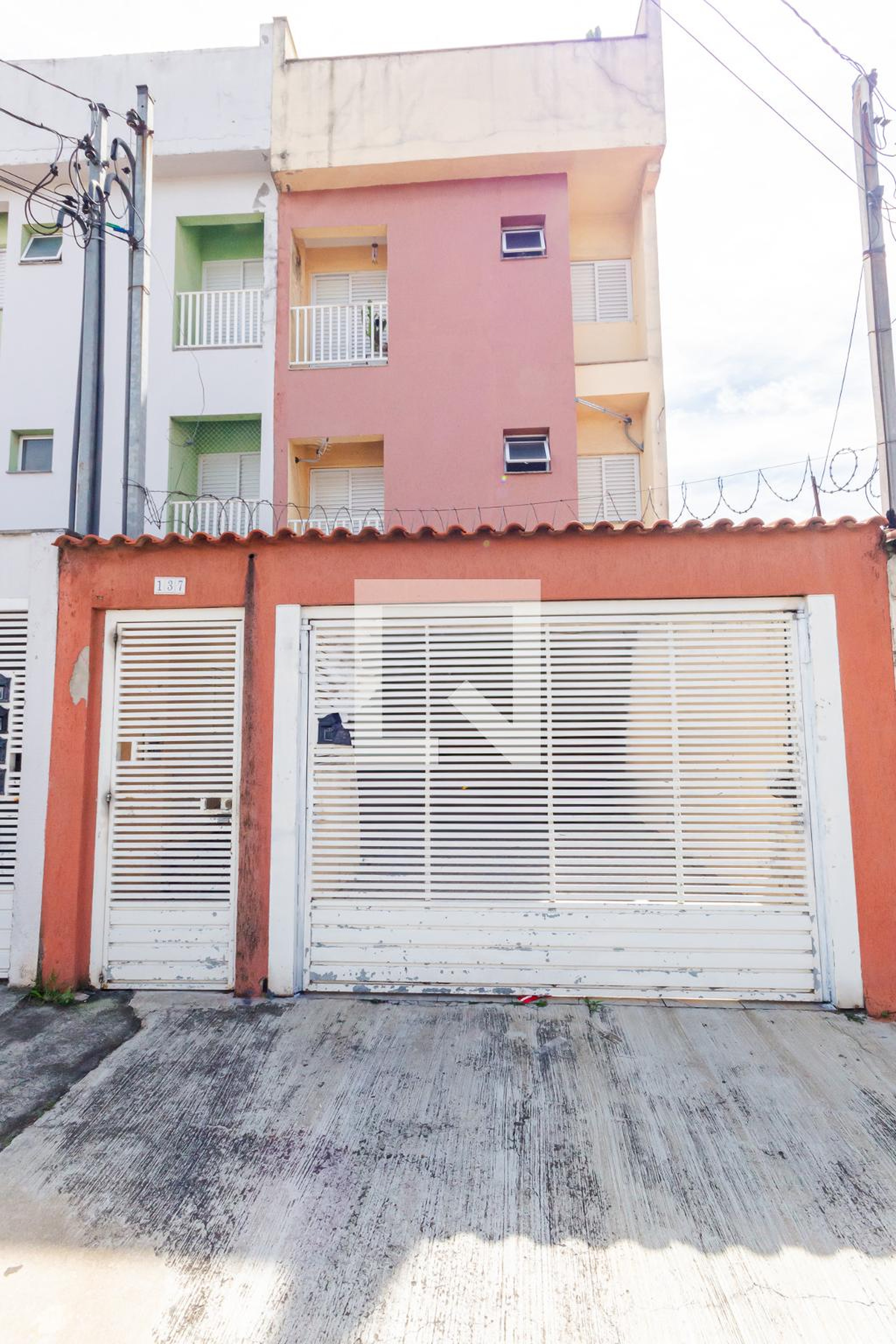 Fachada Condomínio em Rua Professor Pedutto, 137