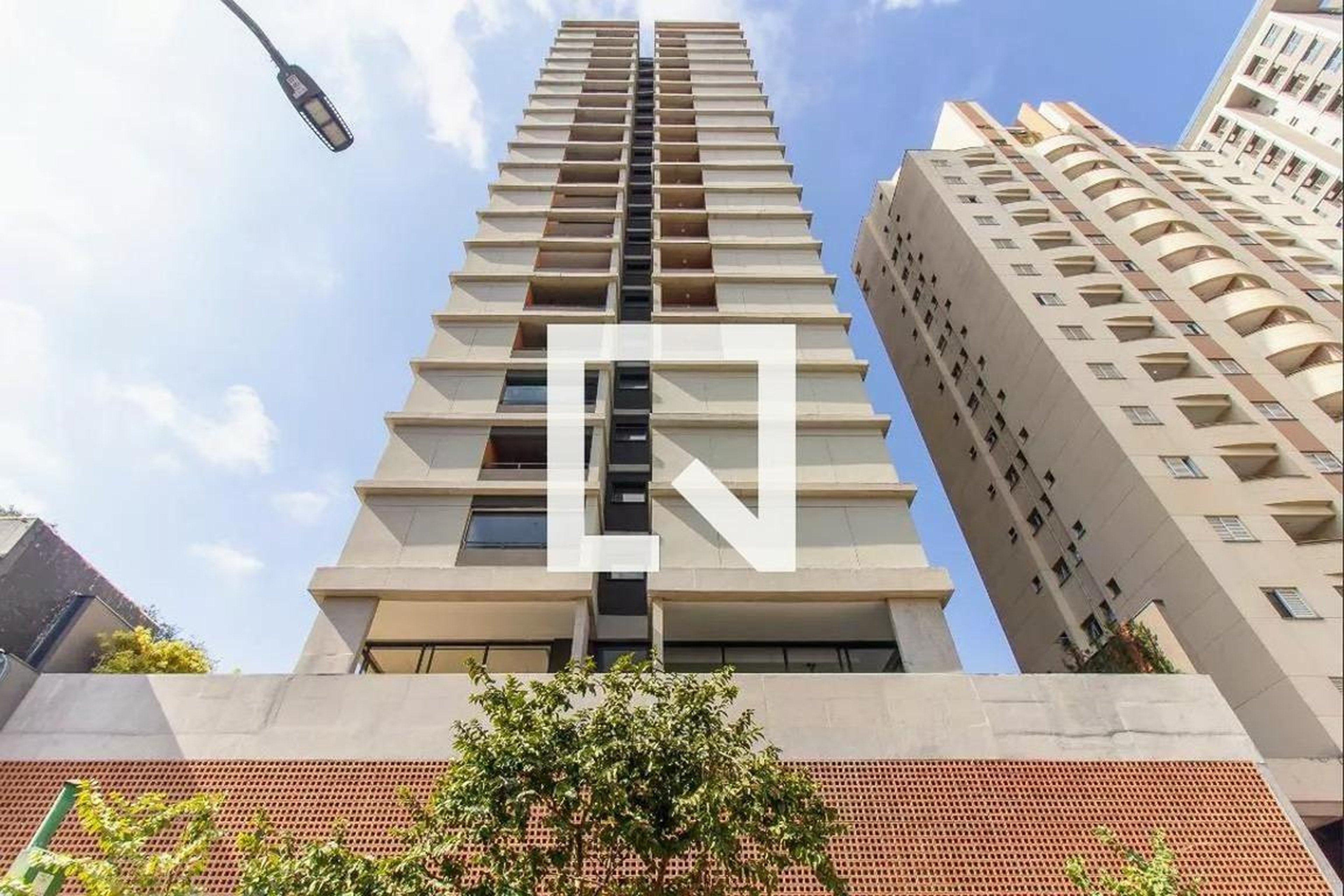 Fachada Condomínio em Rua Ministro Godói, 1133