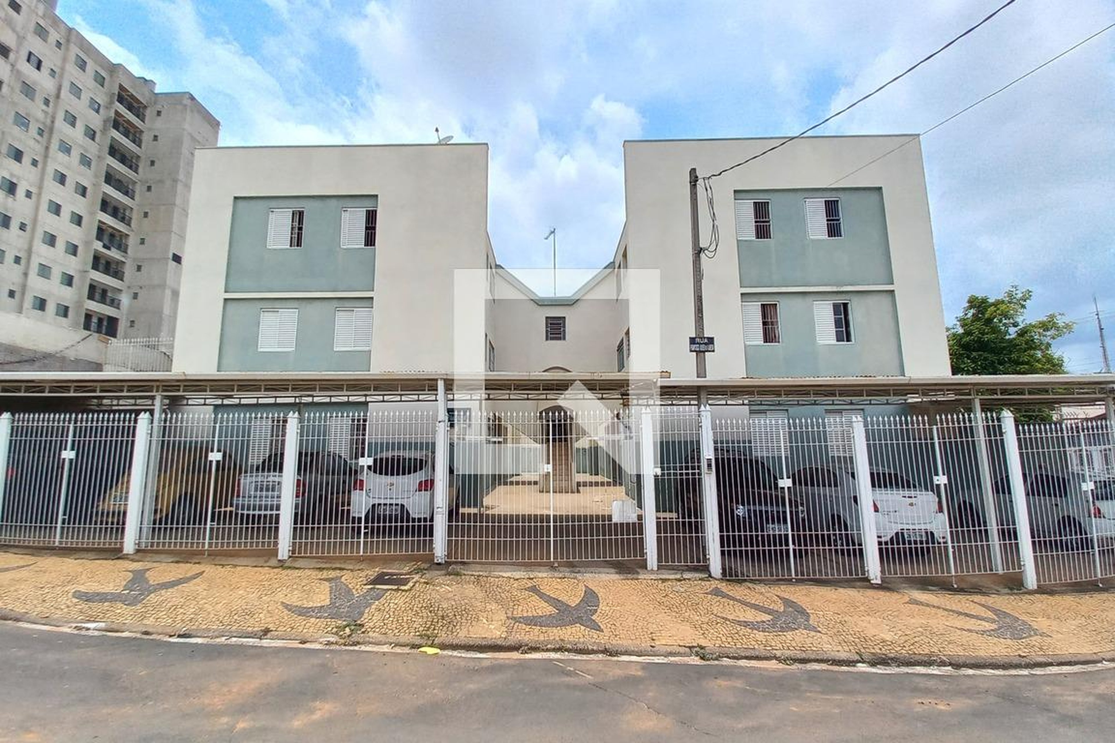 Fachada do Prédio Condomínio em Rua Luciano Xavier de Oliveira, 100