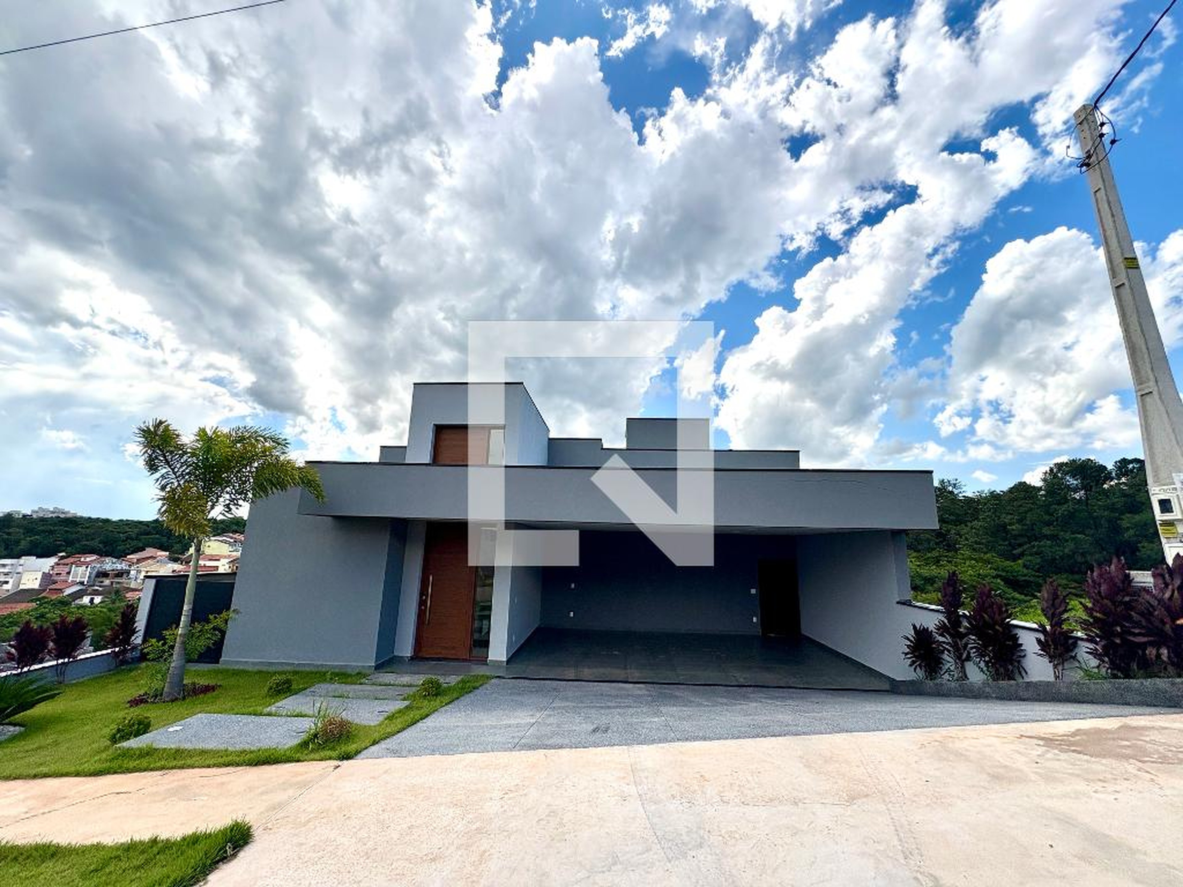 Fachada Condomínio em Rua Luiz Pelissoli, 84