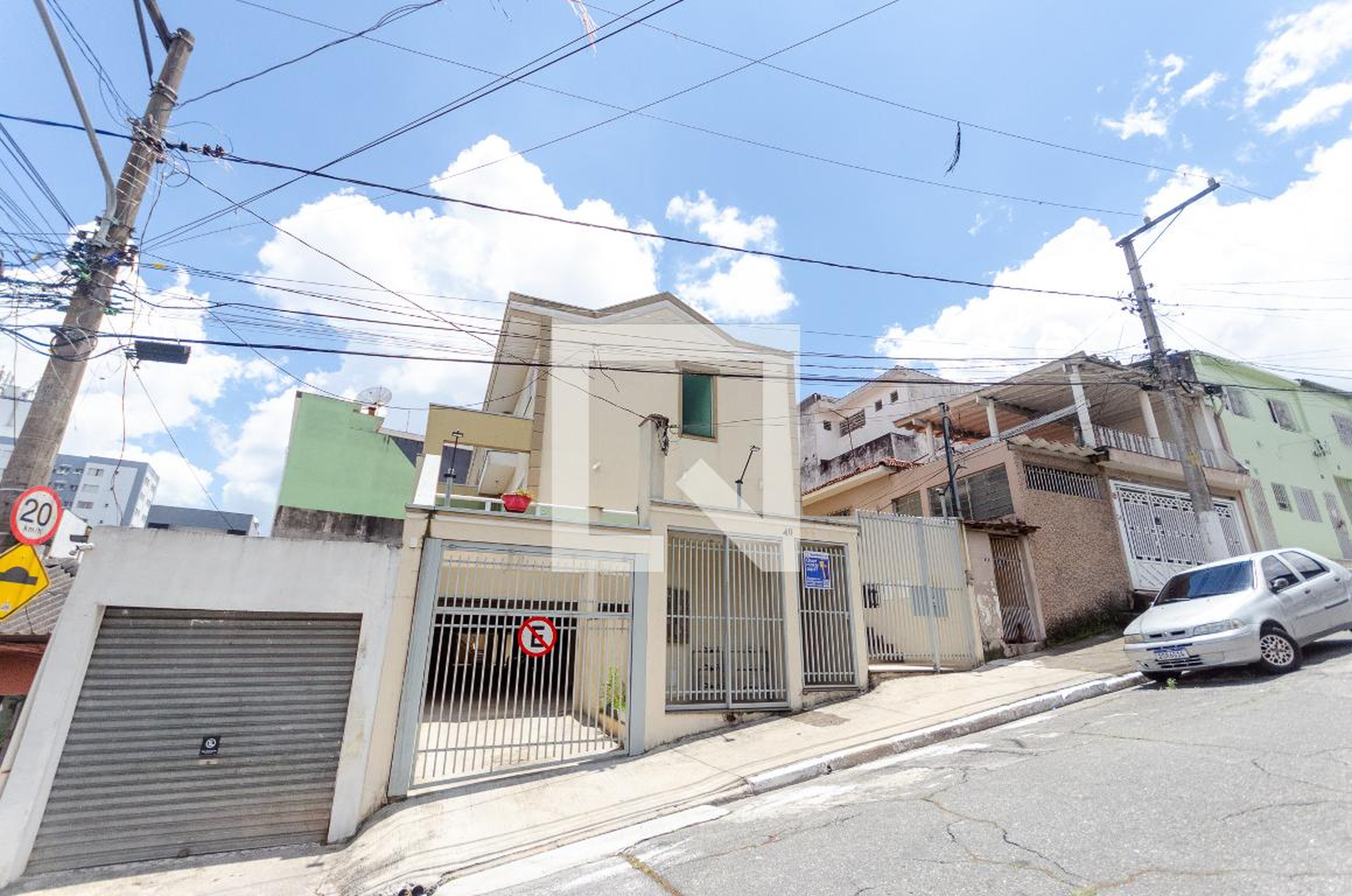 Fachada Condomínio em Rua Clara Parente, 40
