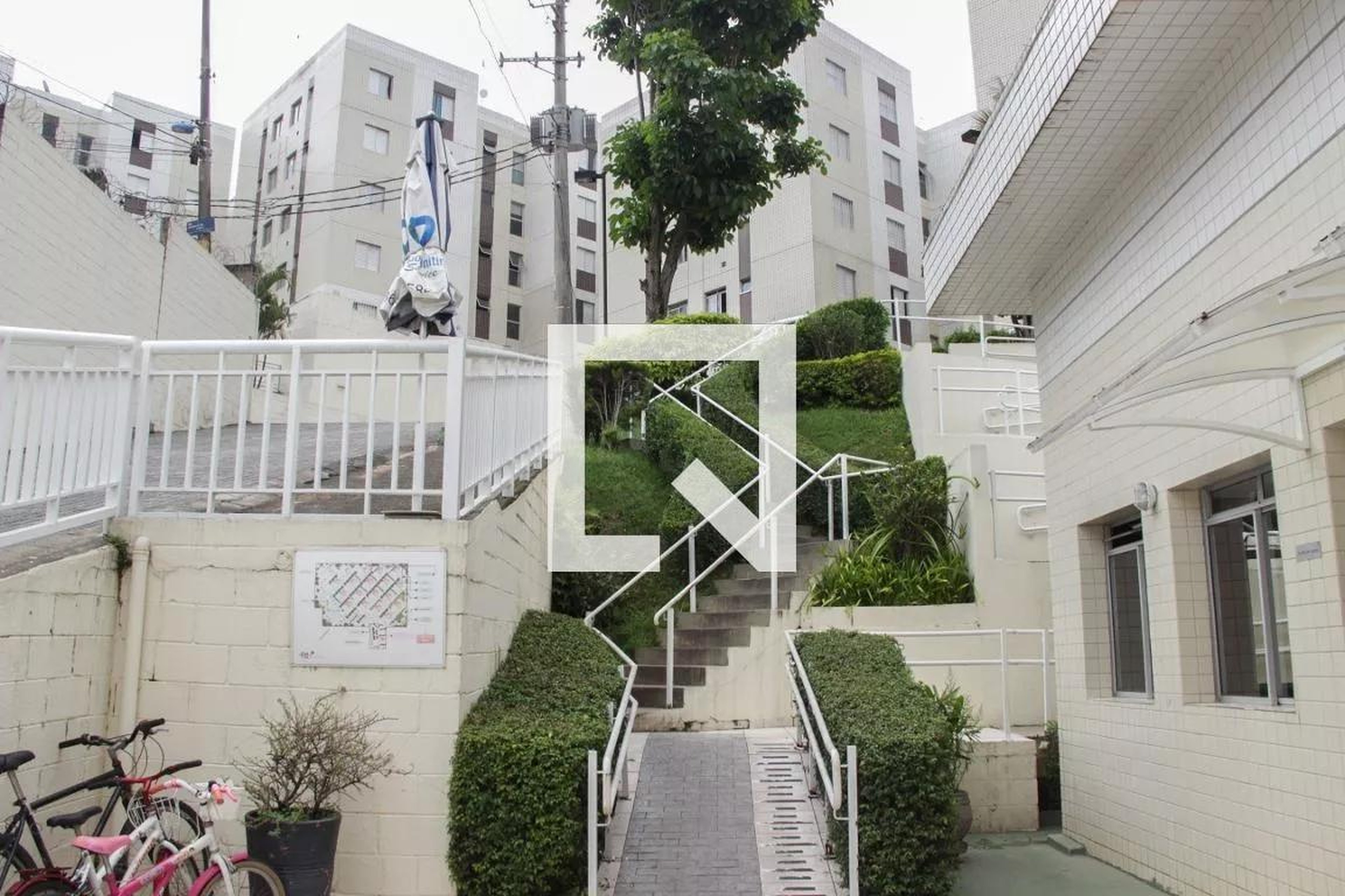 Fachada Condomínio em Rua Carlos Marques Teixeira, 170