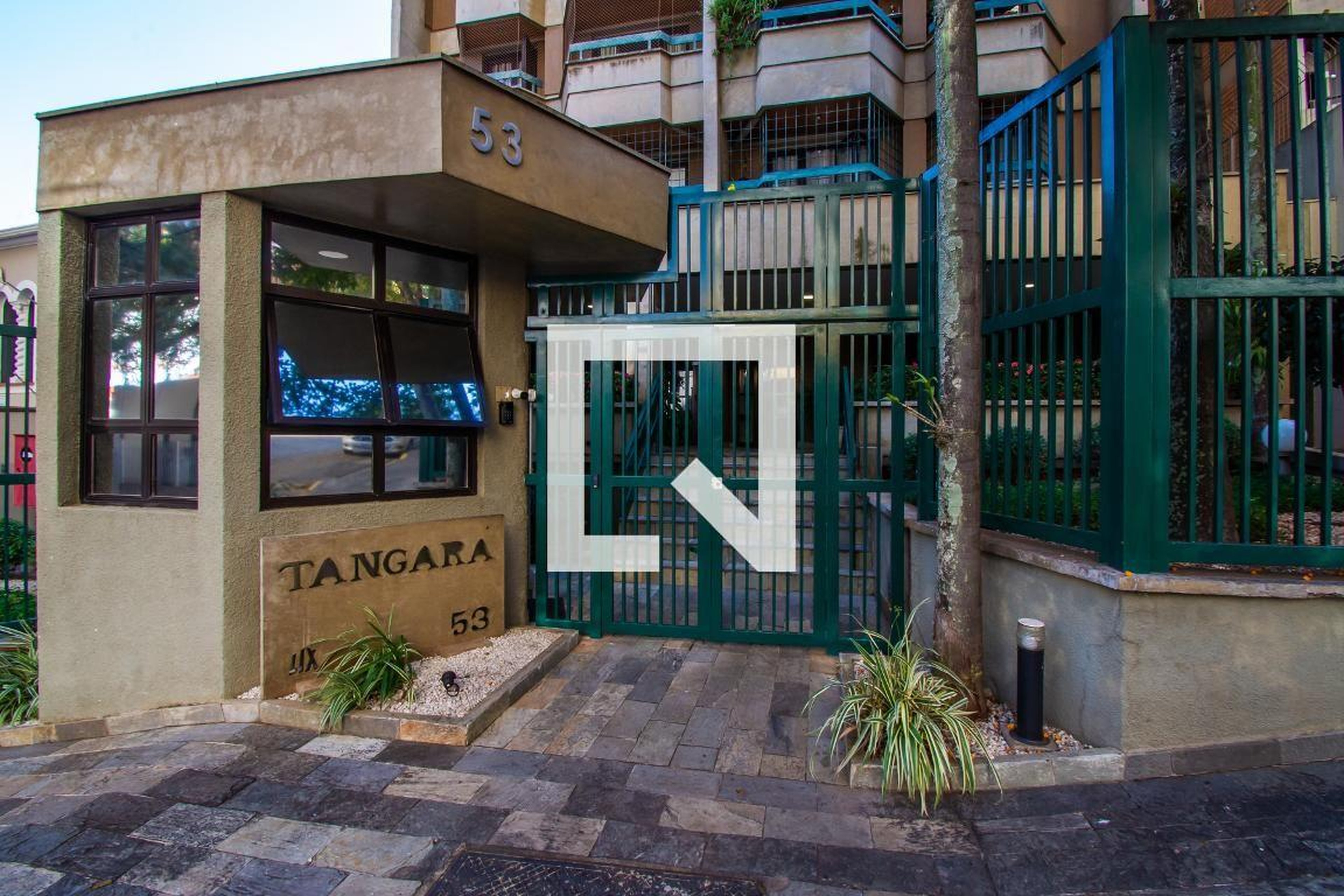 Fachada do Condomínio Condomínio Tangará