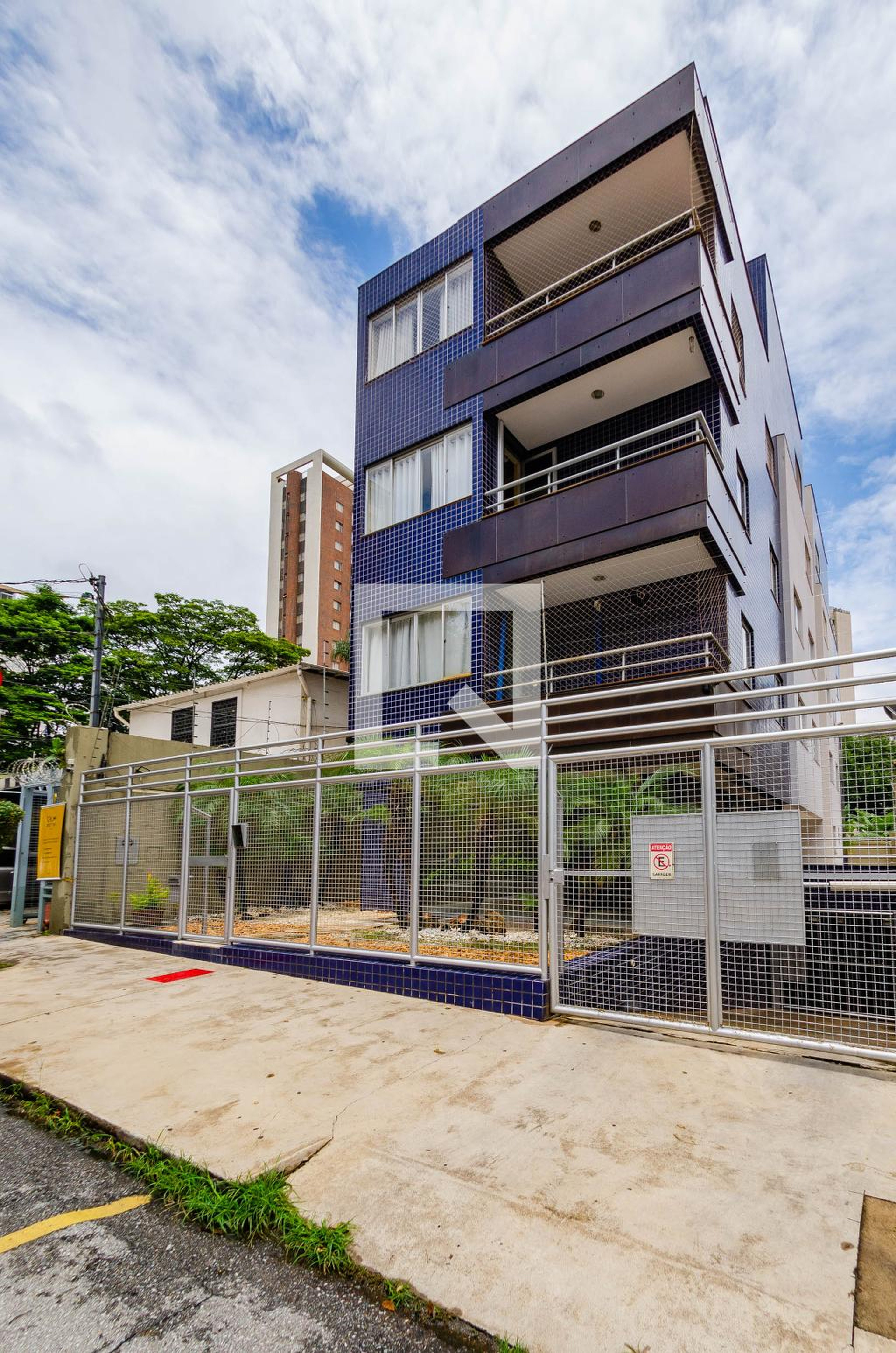 Fachada Condomínio em Rua Grão Mogol, 1254
