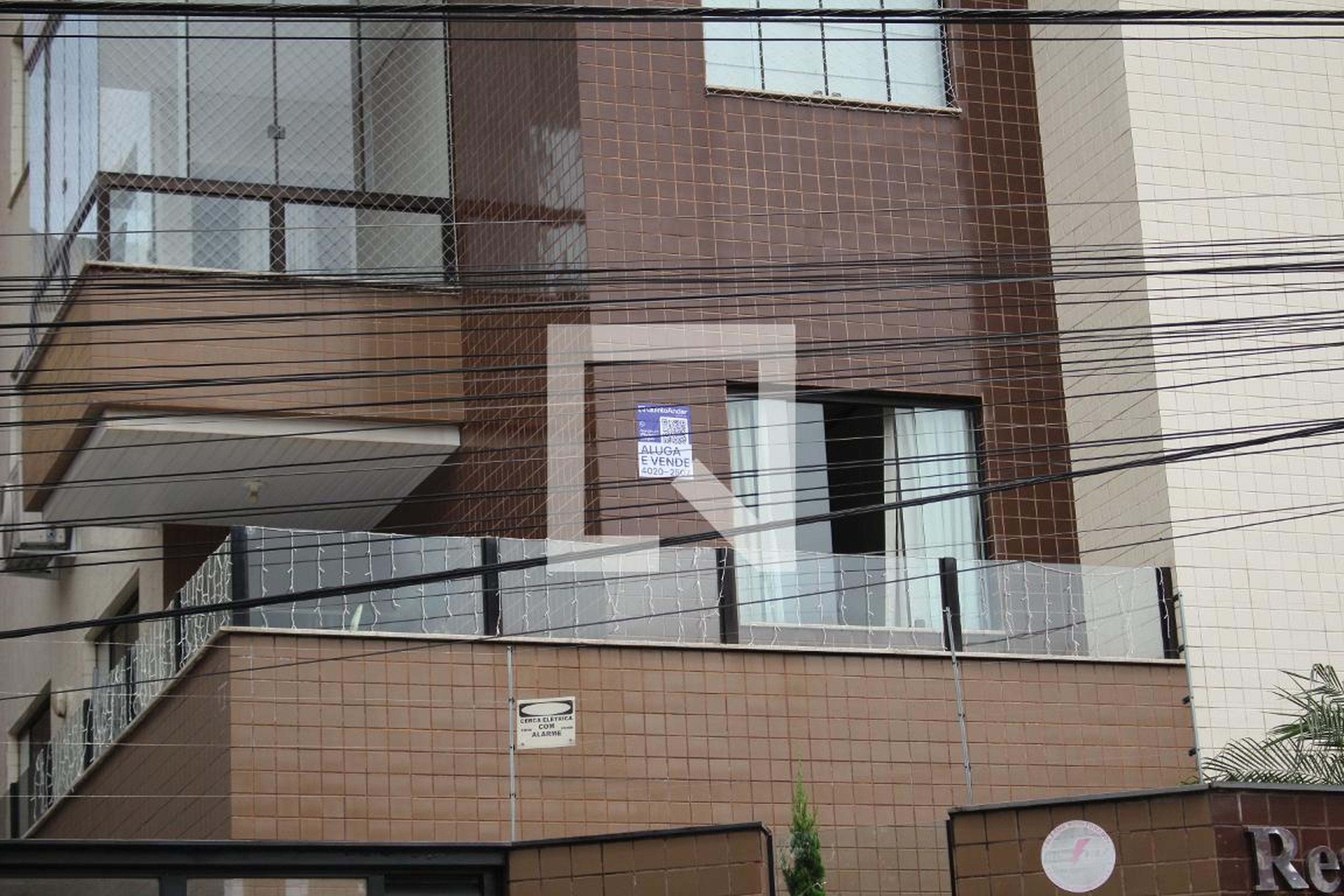 Fachada Condomínio em Rua Edmir Leão, 102