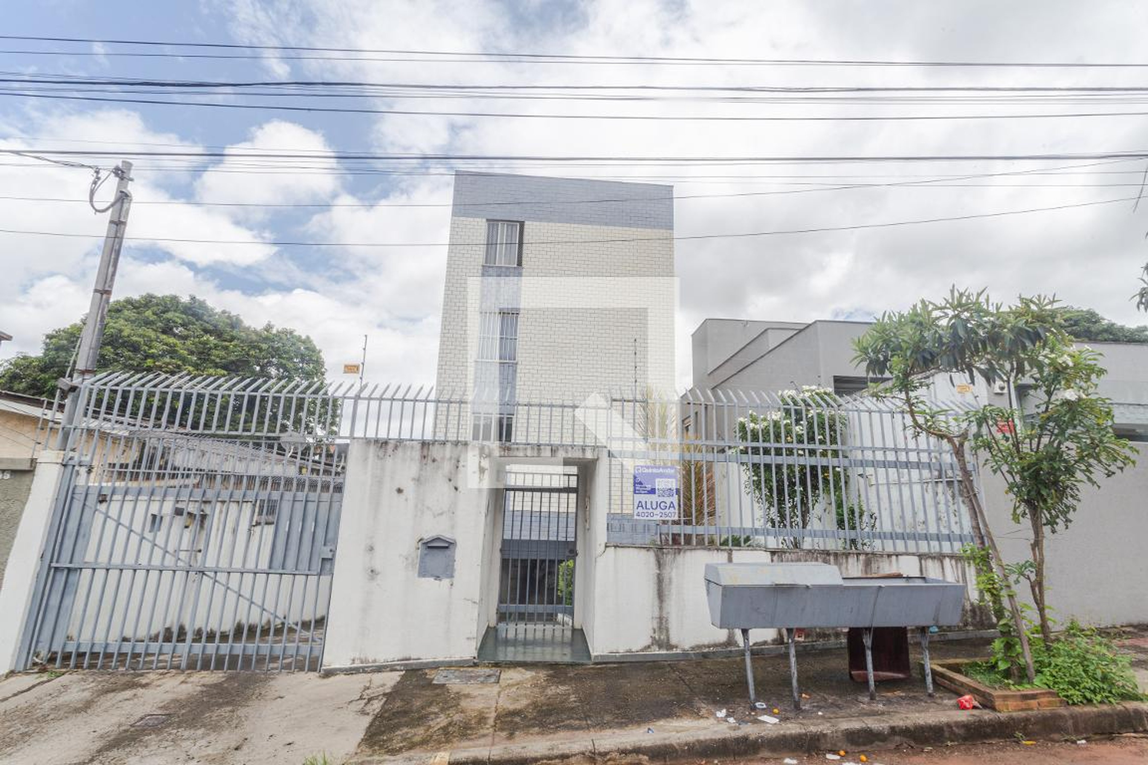 Fachada Condomínio em Rua Madressilva, 251