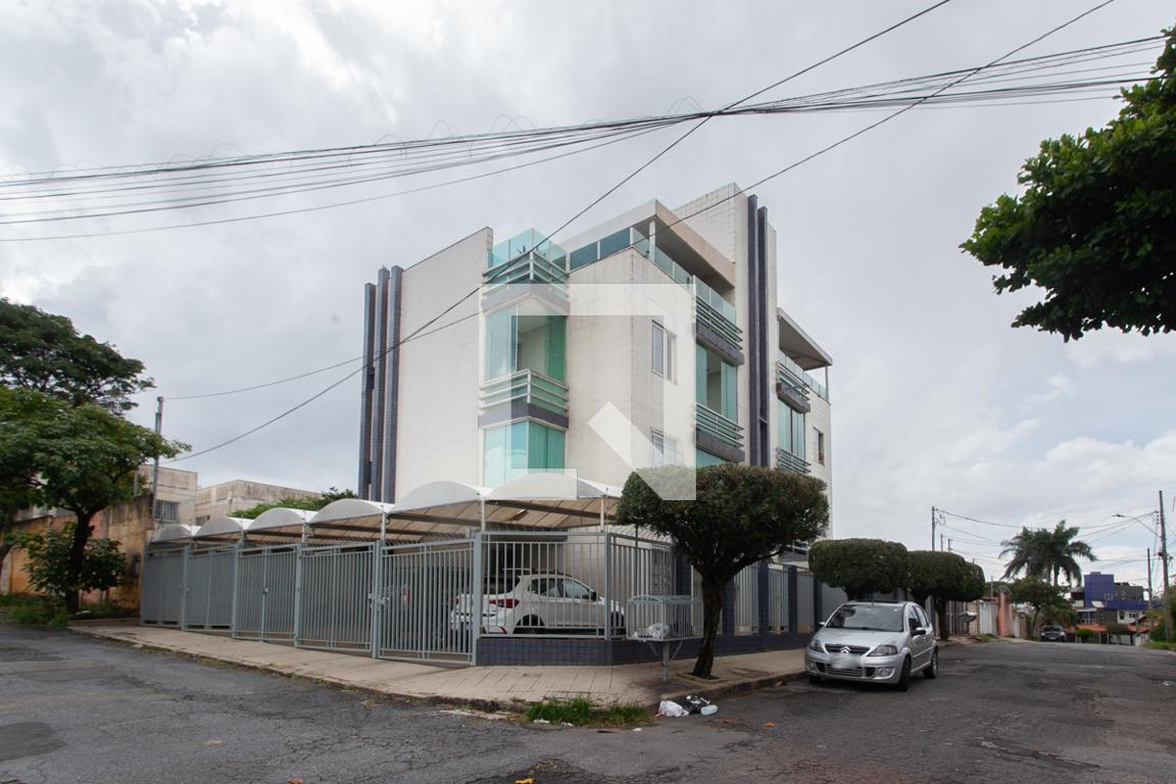 Fachada Condomínio em Rua Eugênio Sáles, 575