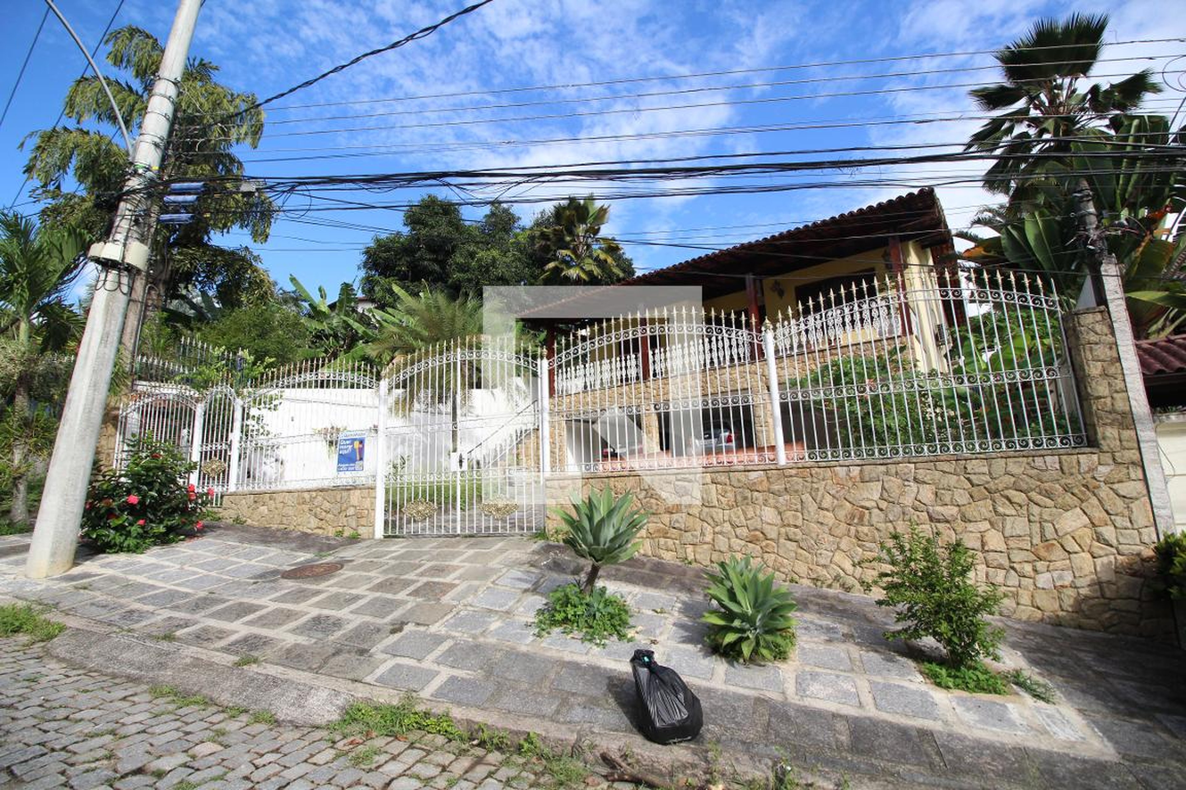 Fachada Condomínio em Rua Engenheiro Luís Eduardo Bahia, 180