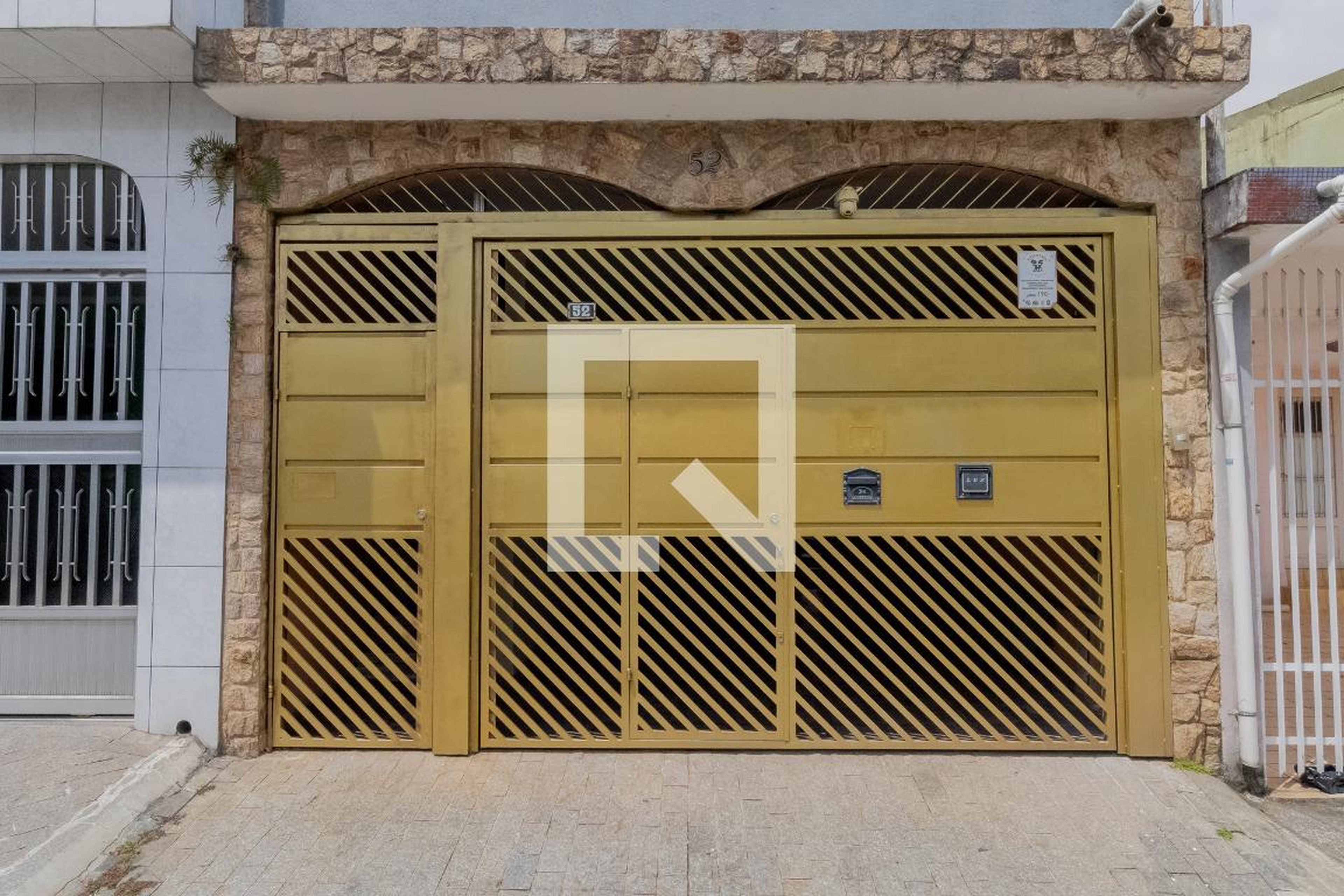 Fachada Condomínio em Rua Mariazinha Vicenzzoto, 52