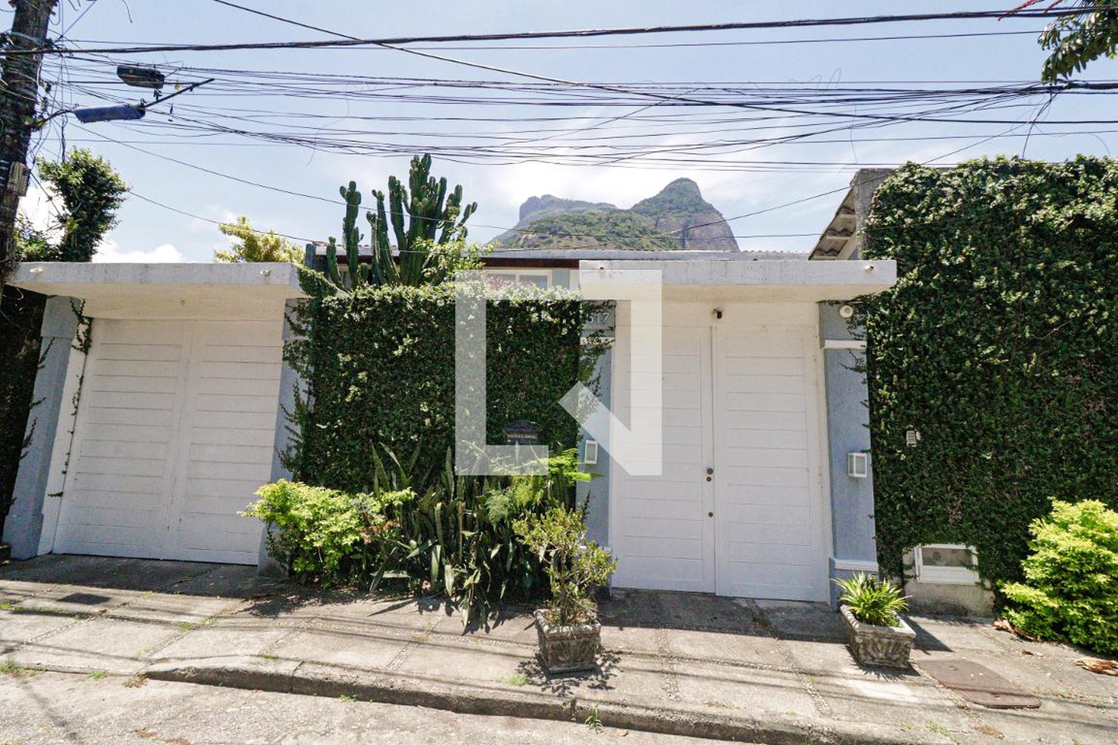 Fachada Condomínio em Rua Calheiros Gomes, 517