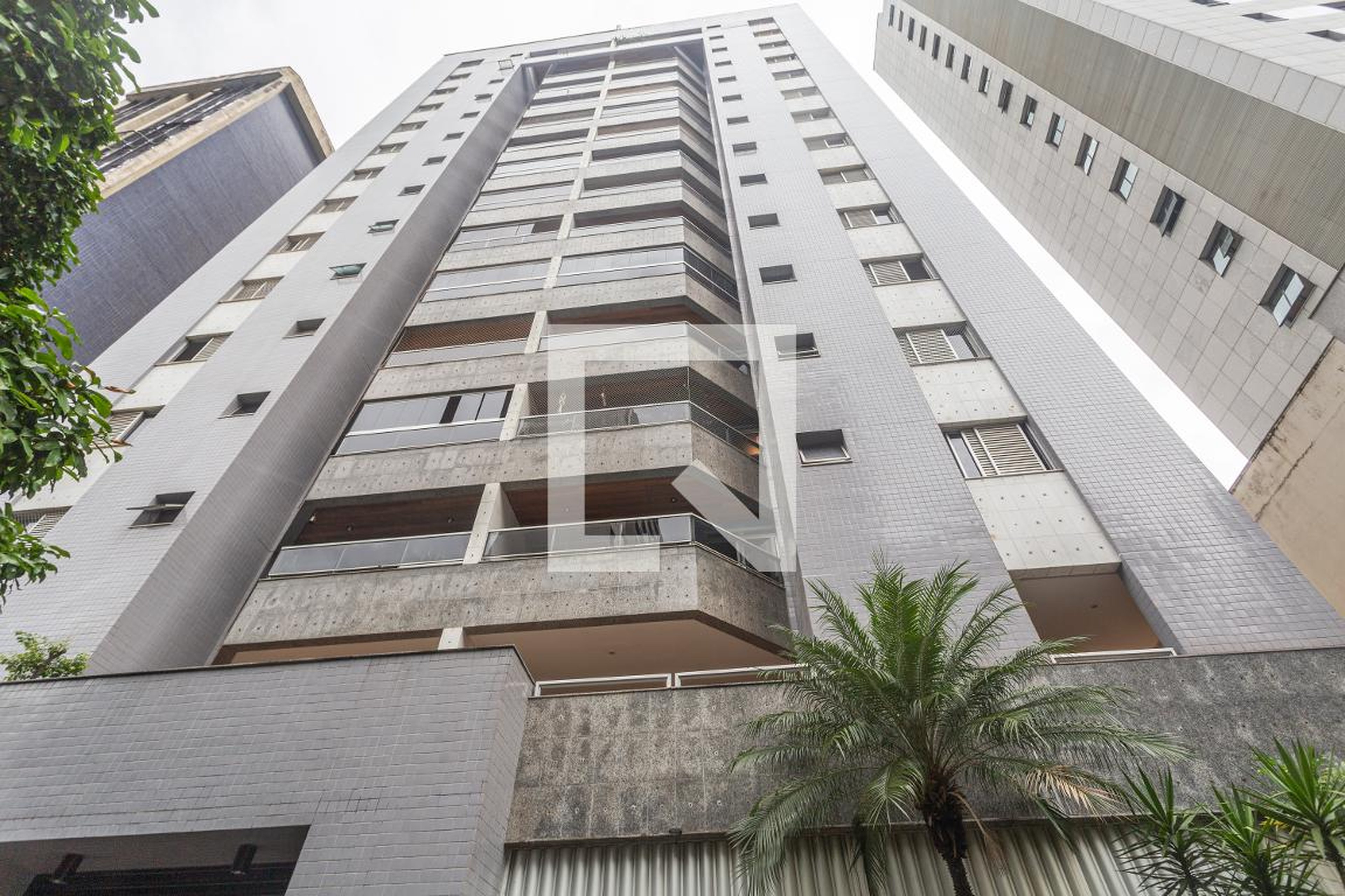 Fachada Condomínio em Rua Santa Rita Durão, 44