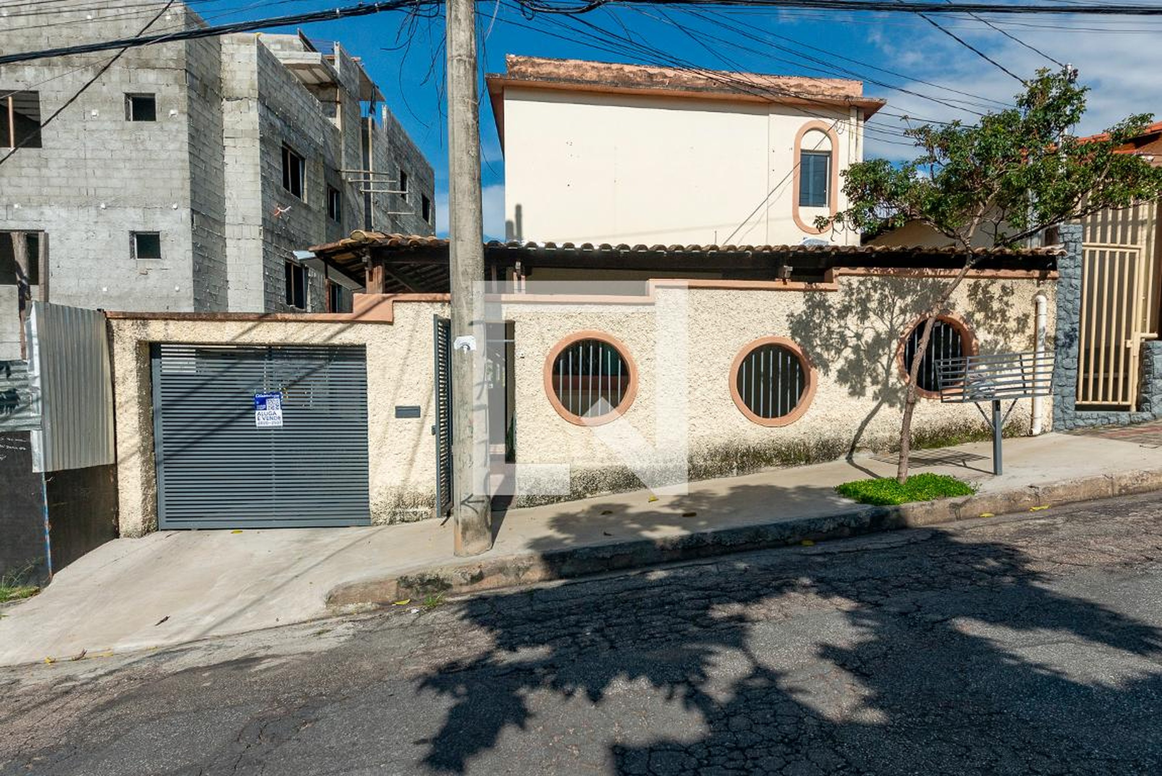 Fachada Condomínio em Rua Joaquim de Paula, 496