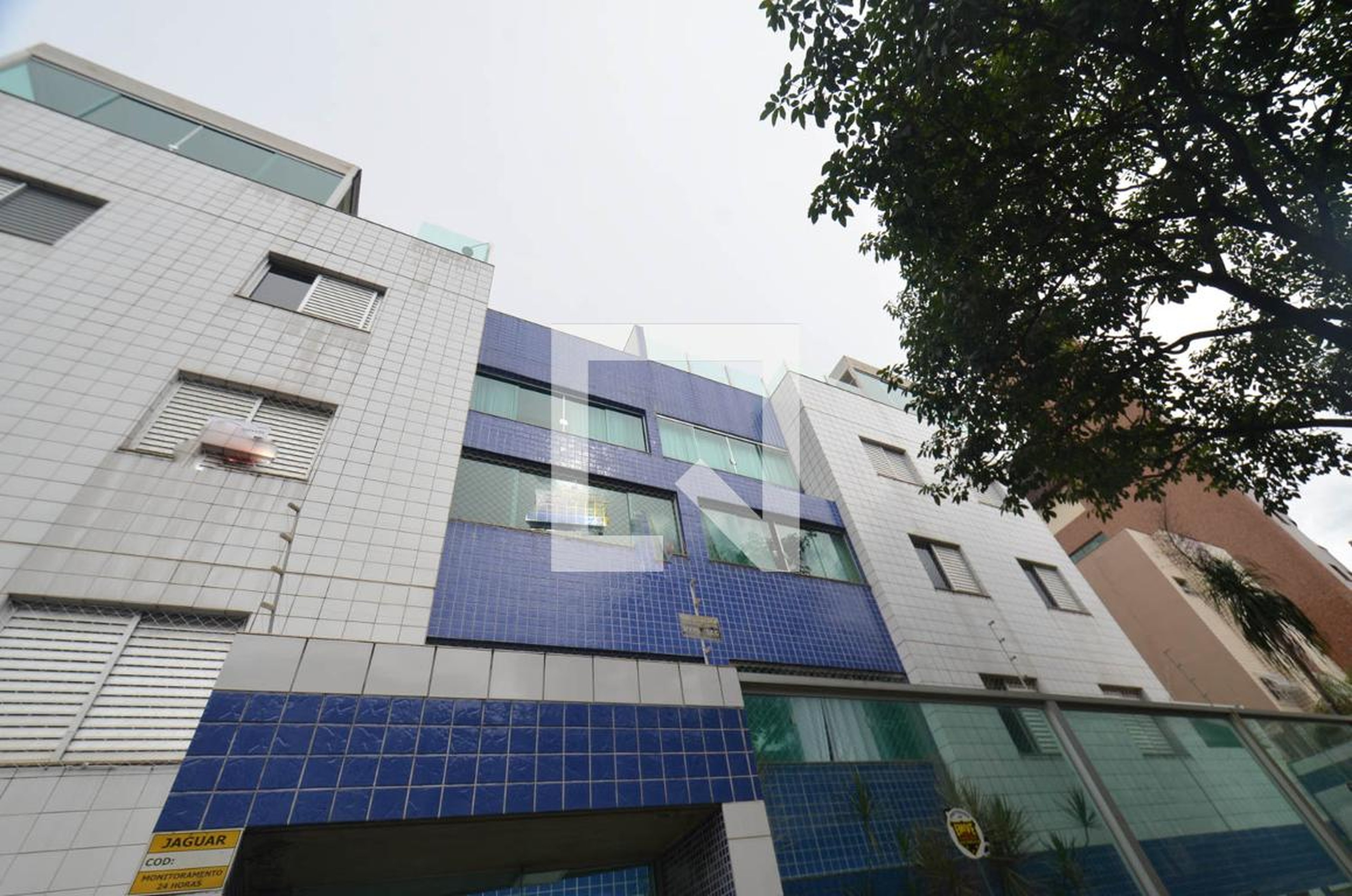 Fachada Condomínio em Rua Domingos Moutinho Teixeira, 98