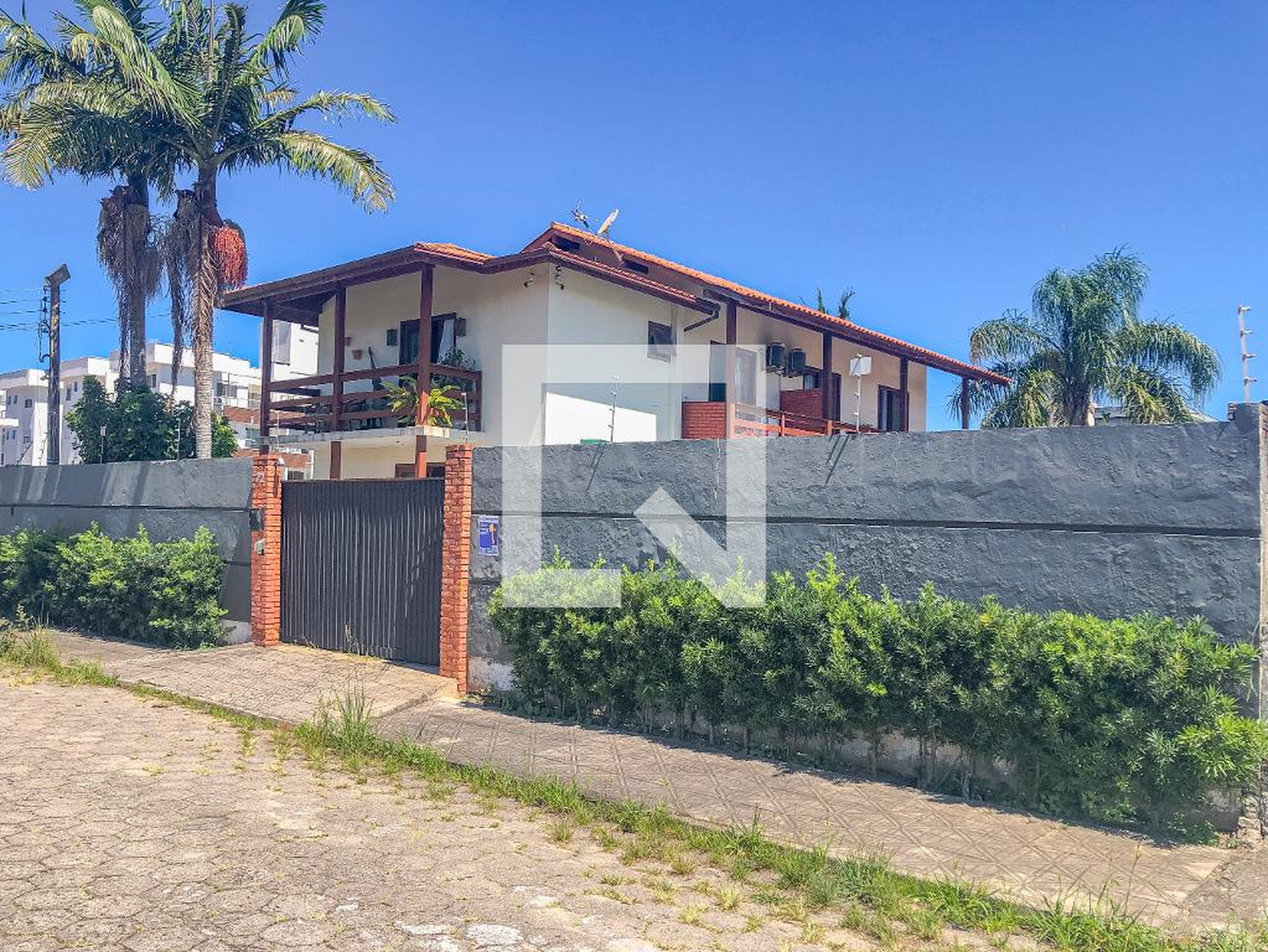 Fachada Condomínio em Rua Arnaldo Luz, 72