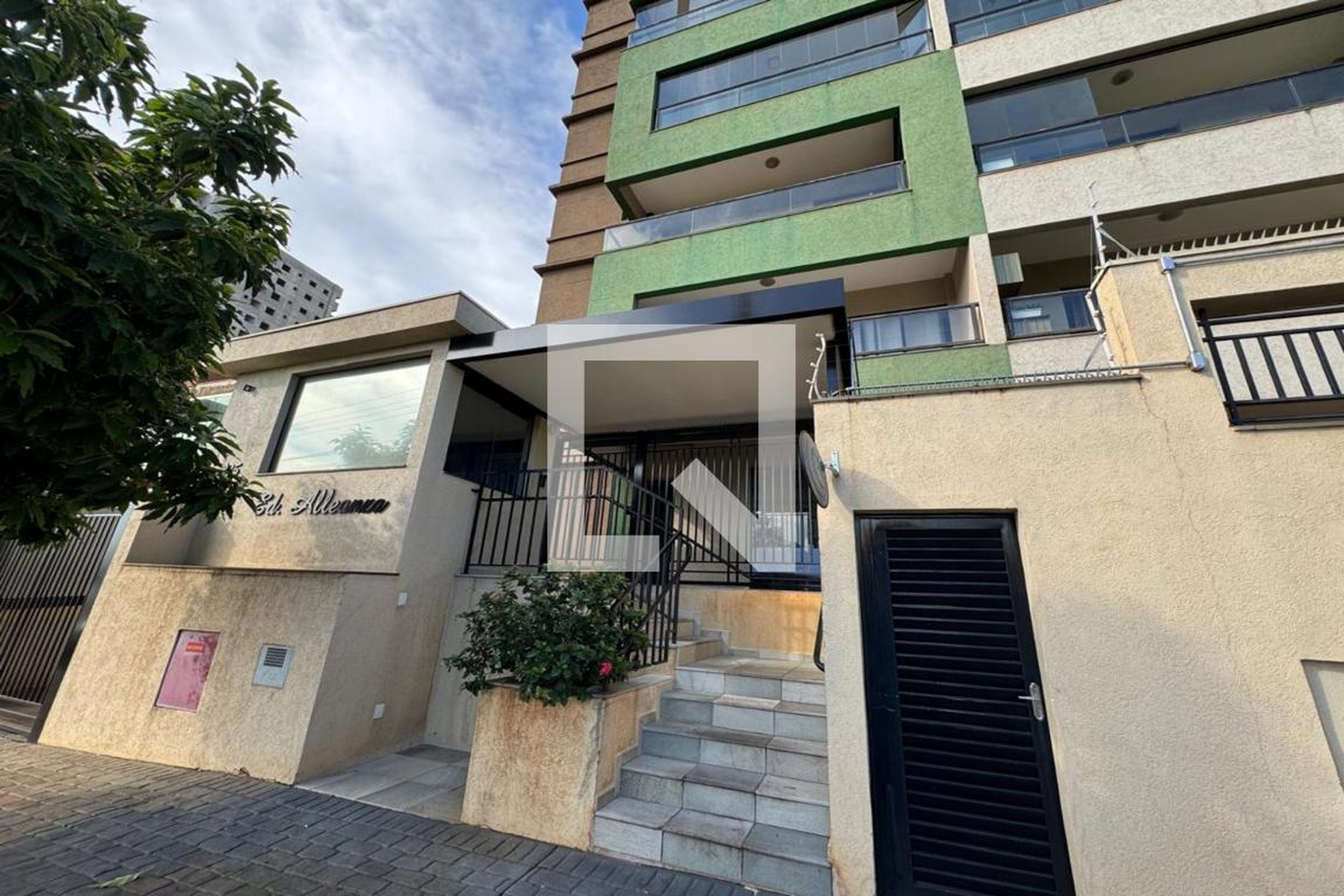 Fachada Condomínio em Rua Marcos Markarian, 352