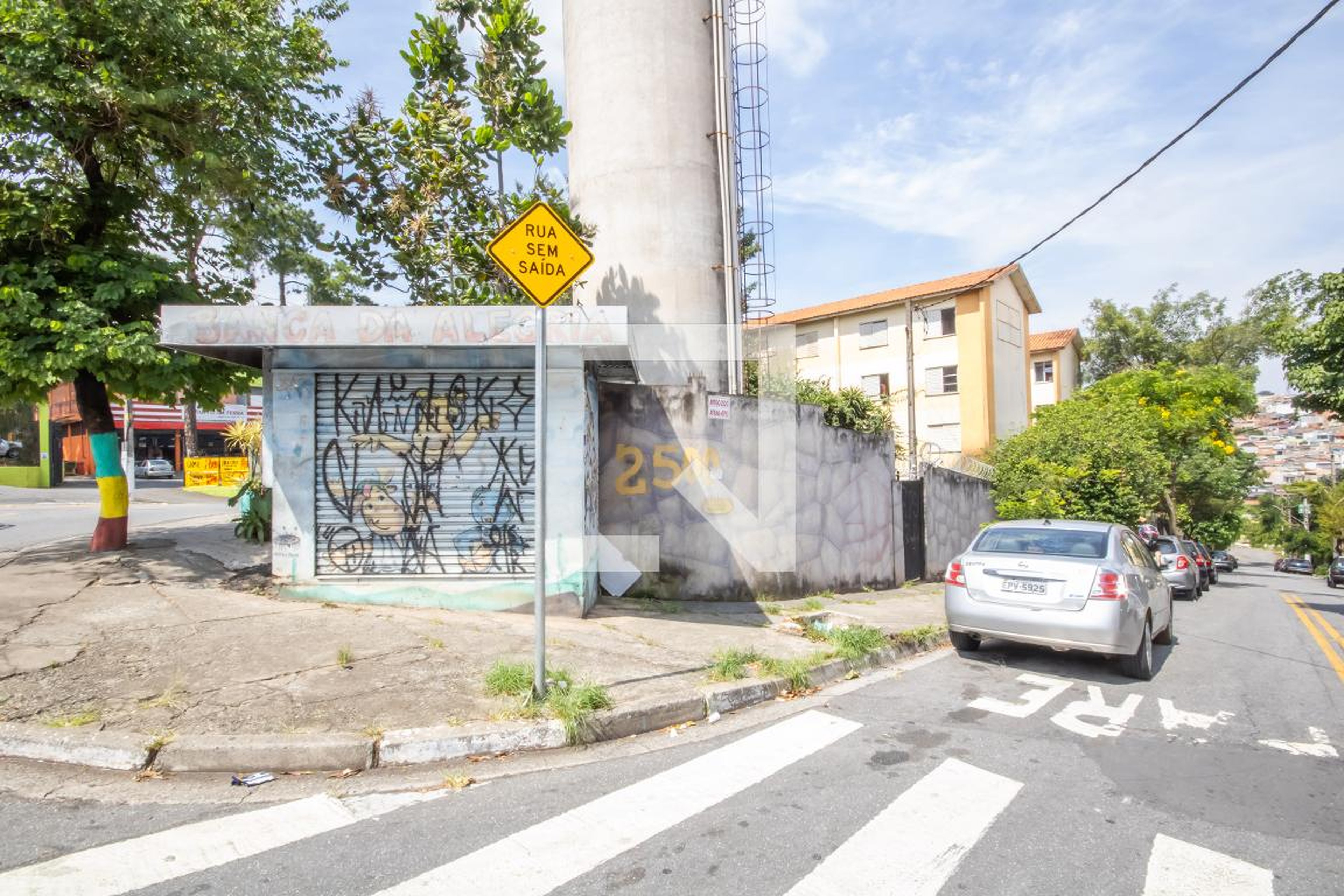 Fachada Condomínio em Estrada das Rosas, 670