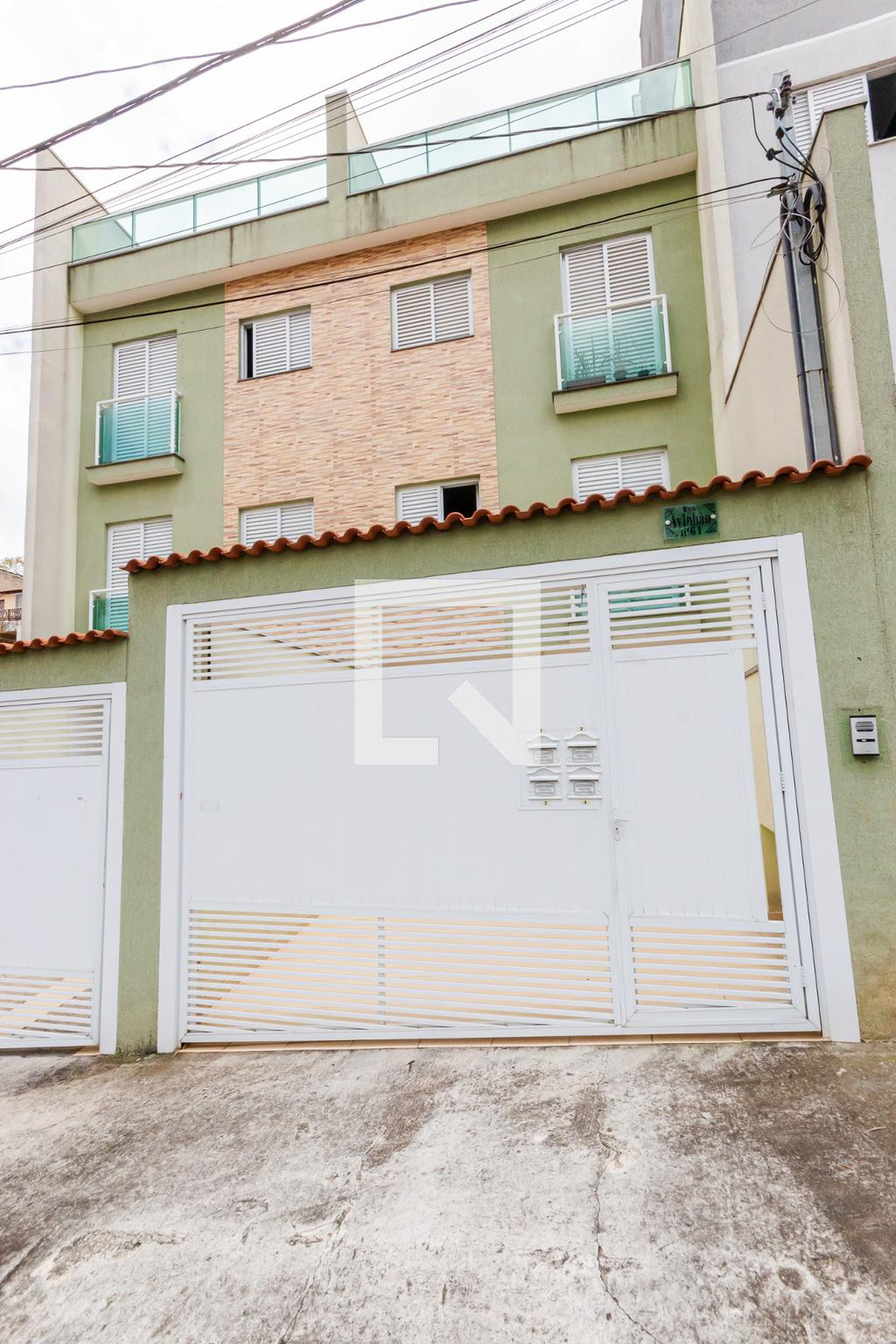 Fachada Condomínio em Rua Avinhao, 61