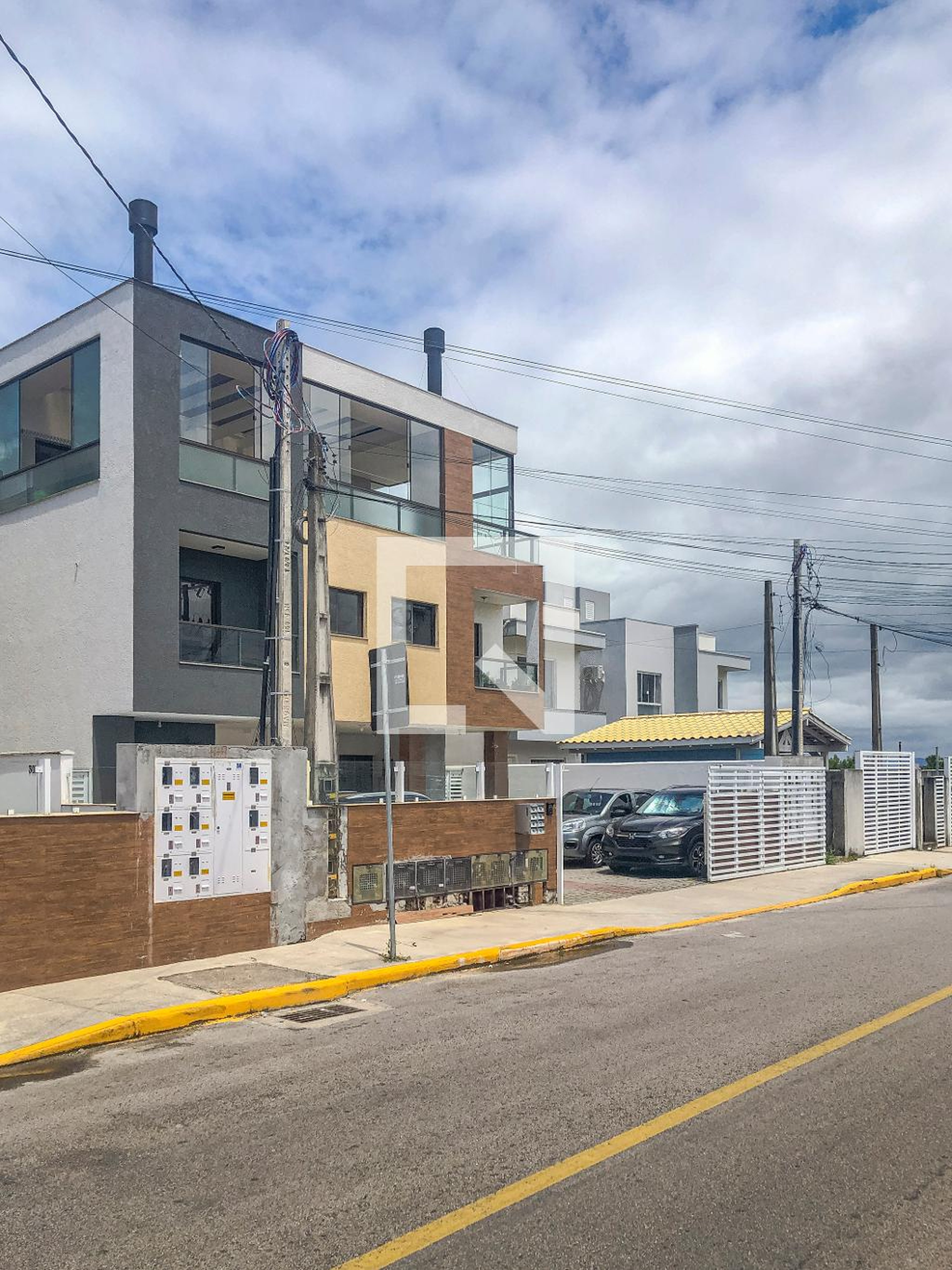 Fachada Condomínio em Rua Laura Duarte Prazeres, 802